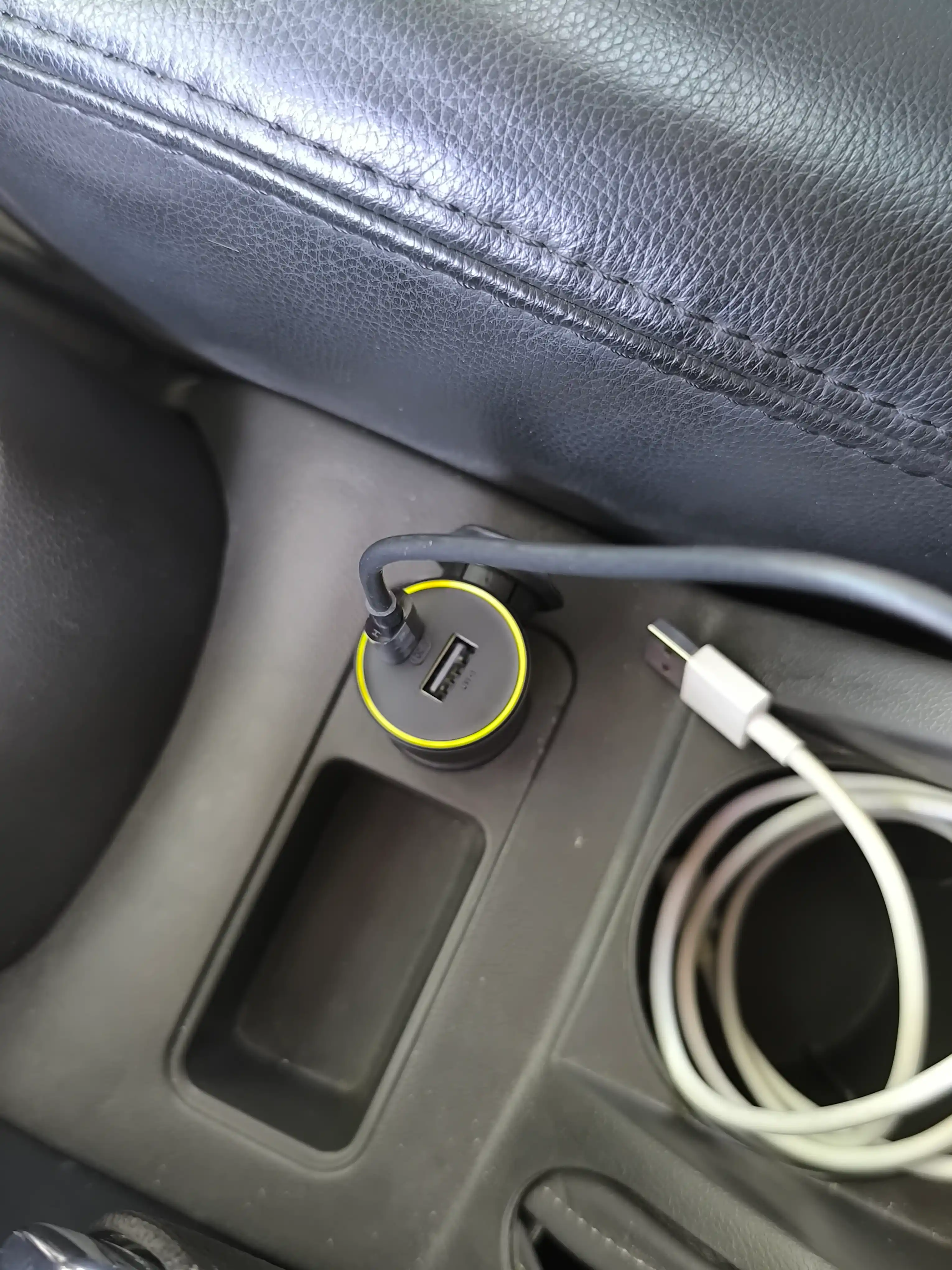 Xiaomi 100W MAX avtomobil zaryadkasi, USB-C va USB-A portlari bilan tez zaryadlash uchun​