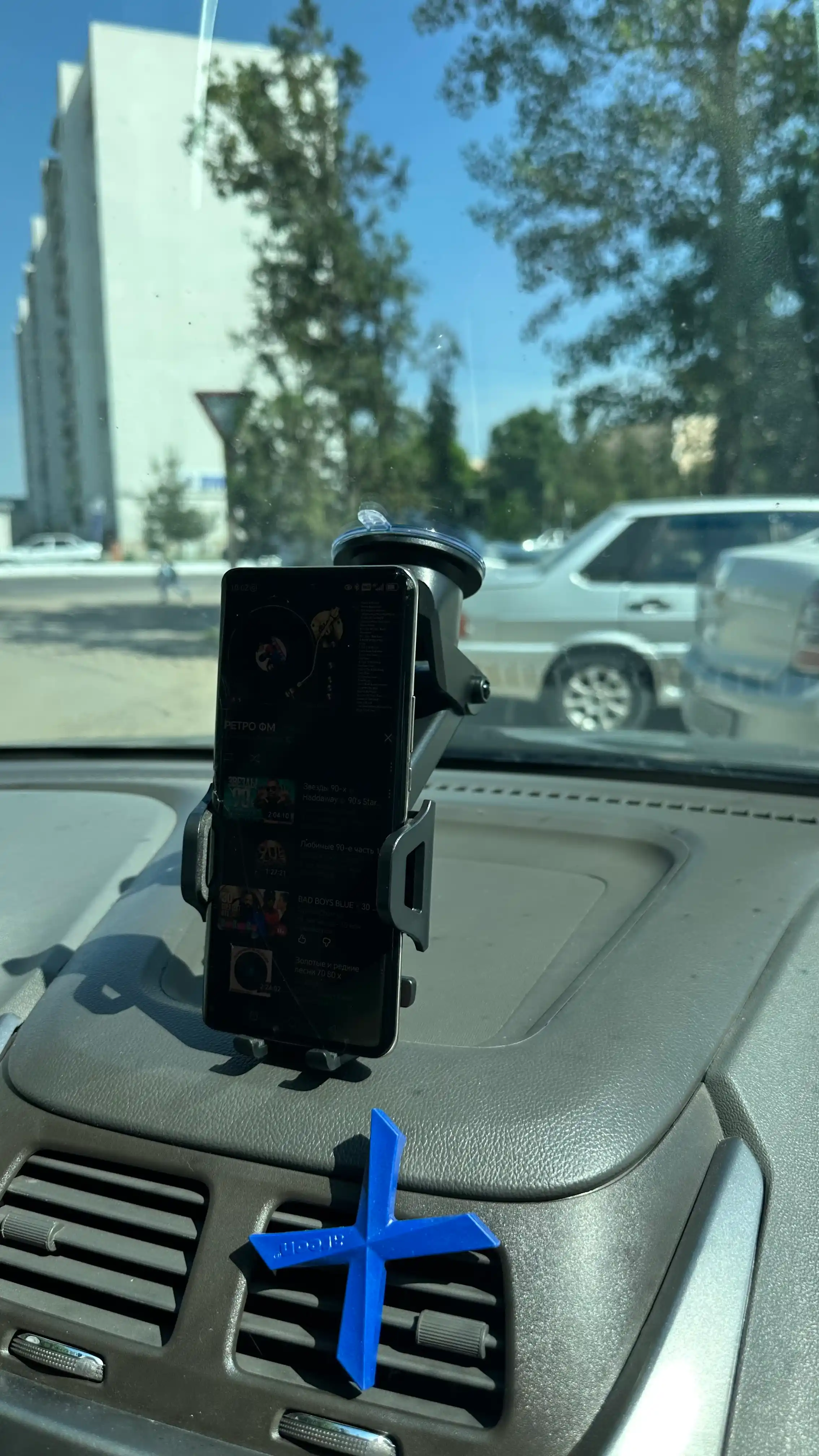 Telefon uchun universal avtomobil tutqichi - torpedo va old oynaga o‘rnatish