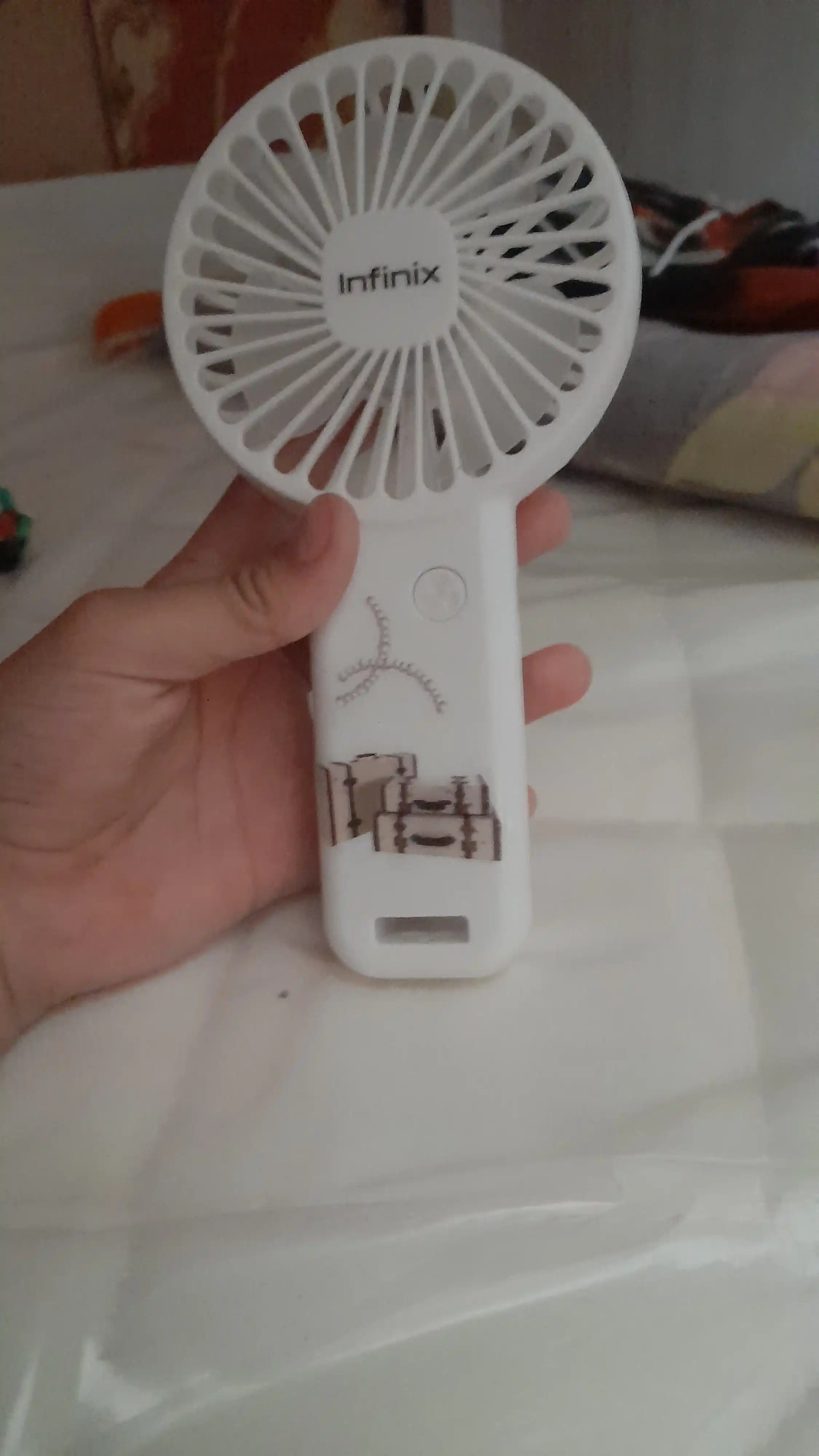 Universal mini ventilyator — qo‘l va stol uchun qulay USB portativ model