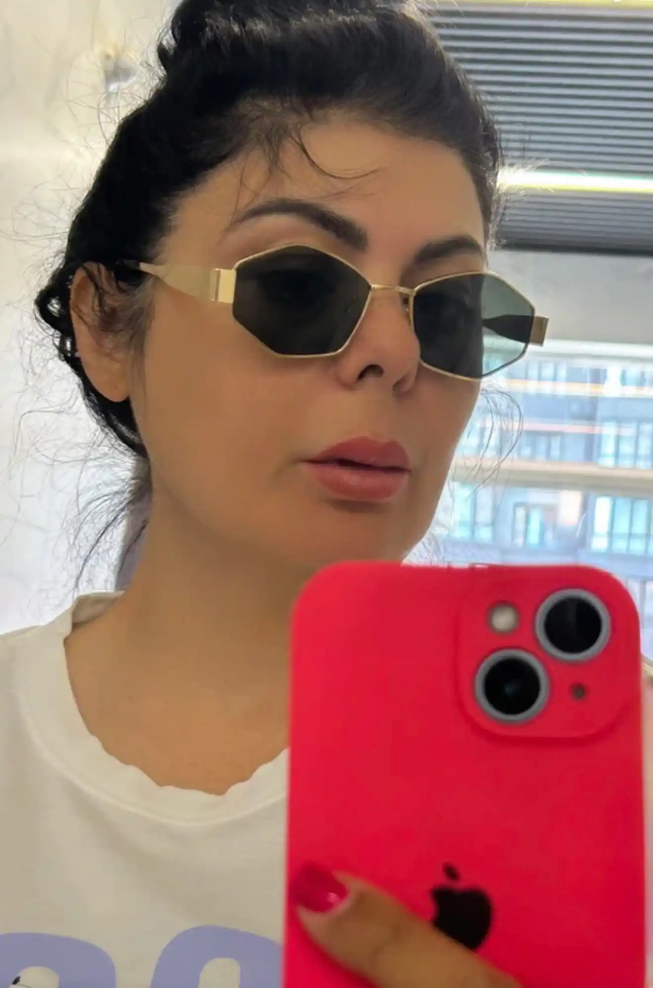 Ayollar uchun tor oval shaklidagi, qora linzali quyoshdan himoyalovchi ko‘zoynak