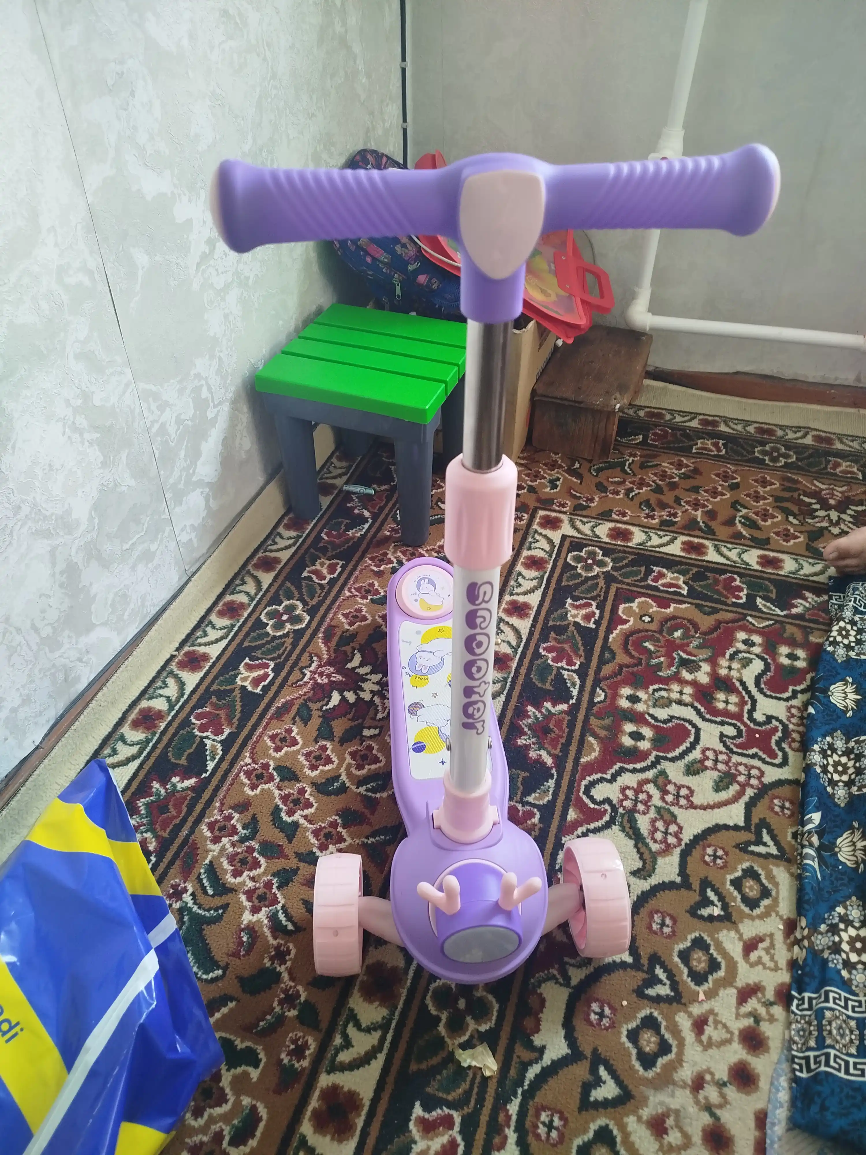 Bolalar samokati 3 g‘ildirakli, balandligi sozlanadigan, chiroqli, 3 rangli, 2–6 yosh