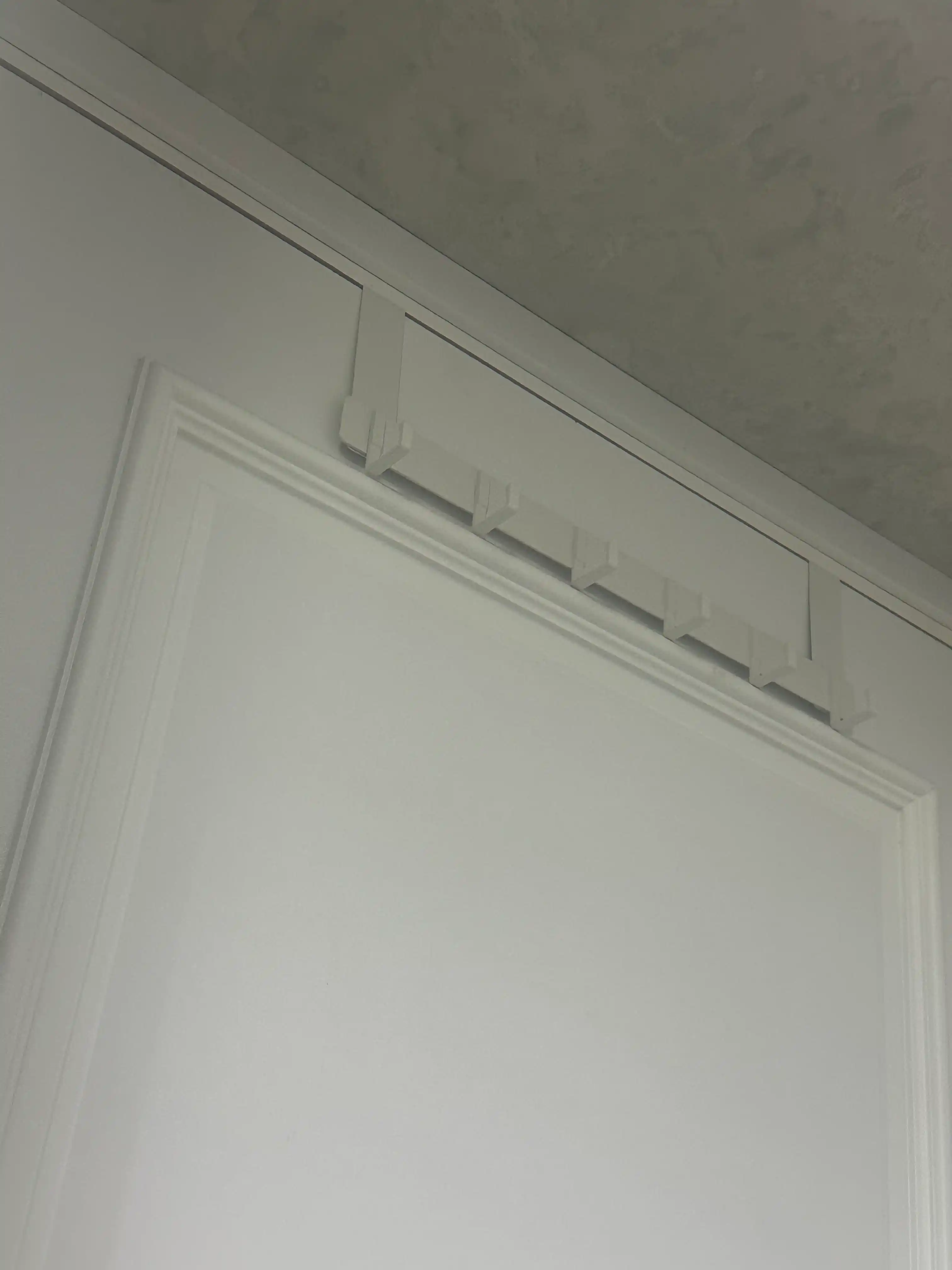 Eshikka osish uchun maxsus metall ilgich, 6 ta ilgak mavjud kiyimlar va sochiqlar uchun