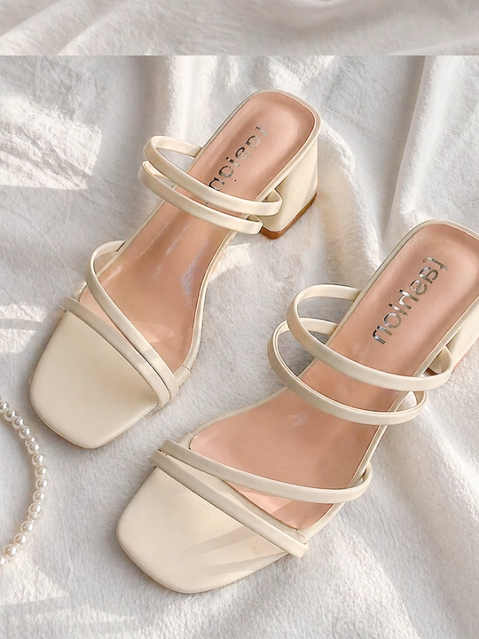 Ayollar uchun bosonojka yozgi, o‘rta poshna, kvadrat burun, minimalistik yozgi sandal