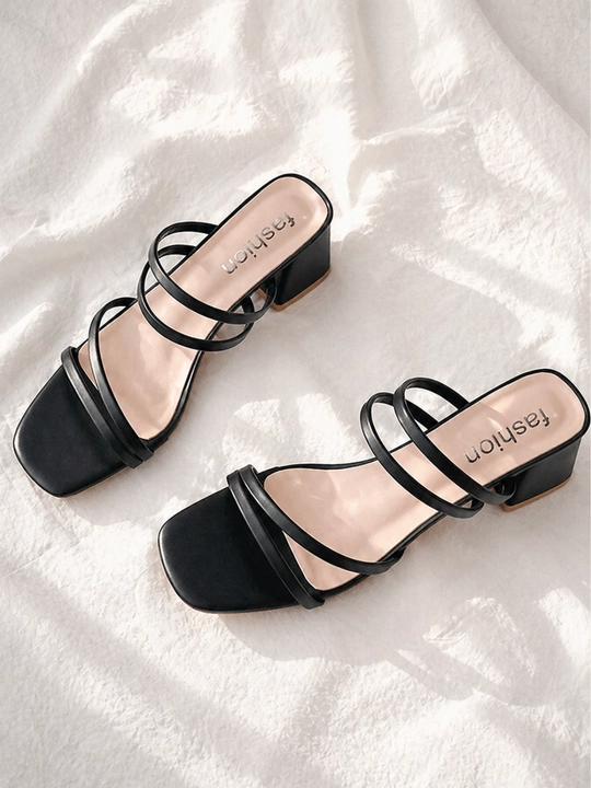 Ayollar uchun bosonojka yozgi, o‘rta poshna, kvadrat burun, minimalistik yozgi sandal