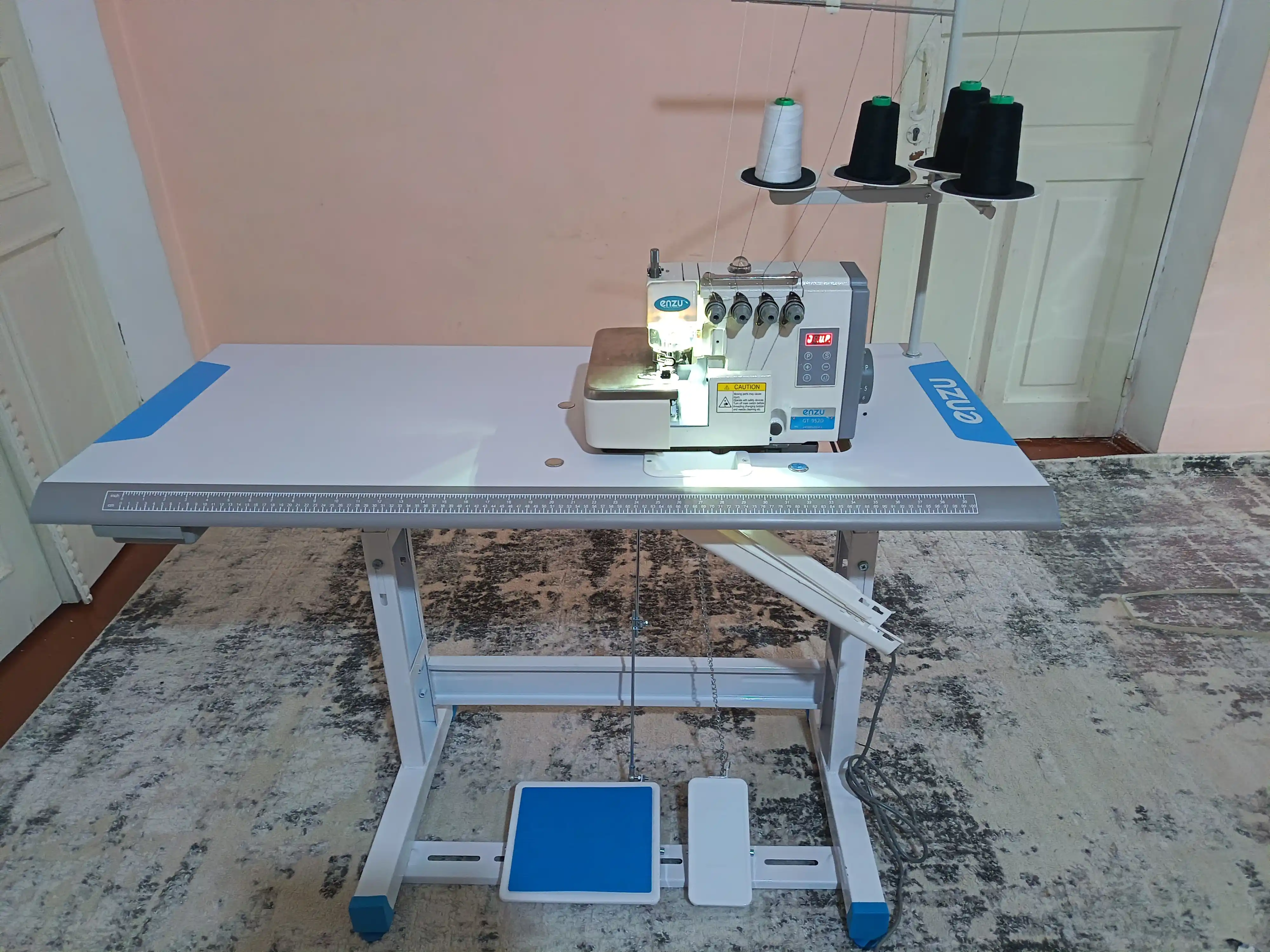 Tikuv mashinasi ENZU D-952, overlock, avtomatik moylash, ko‘p qatlamli matolar uchun
