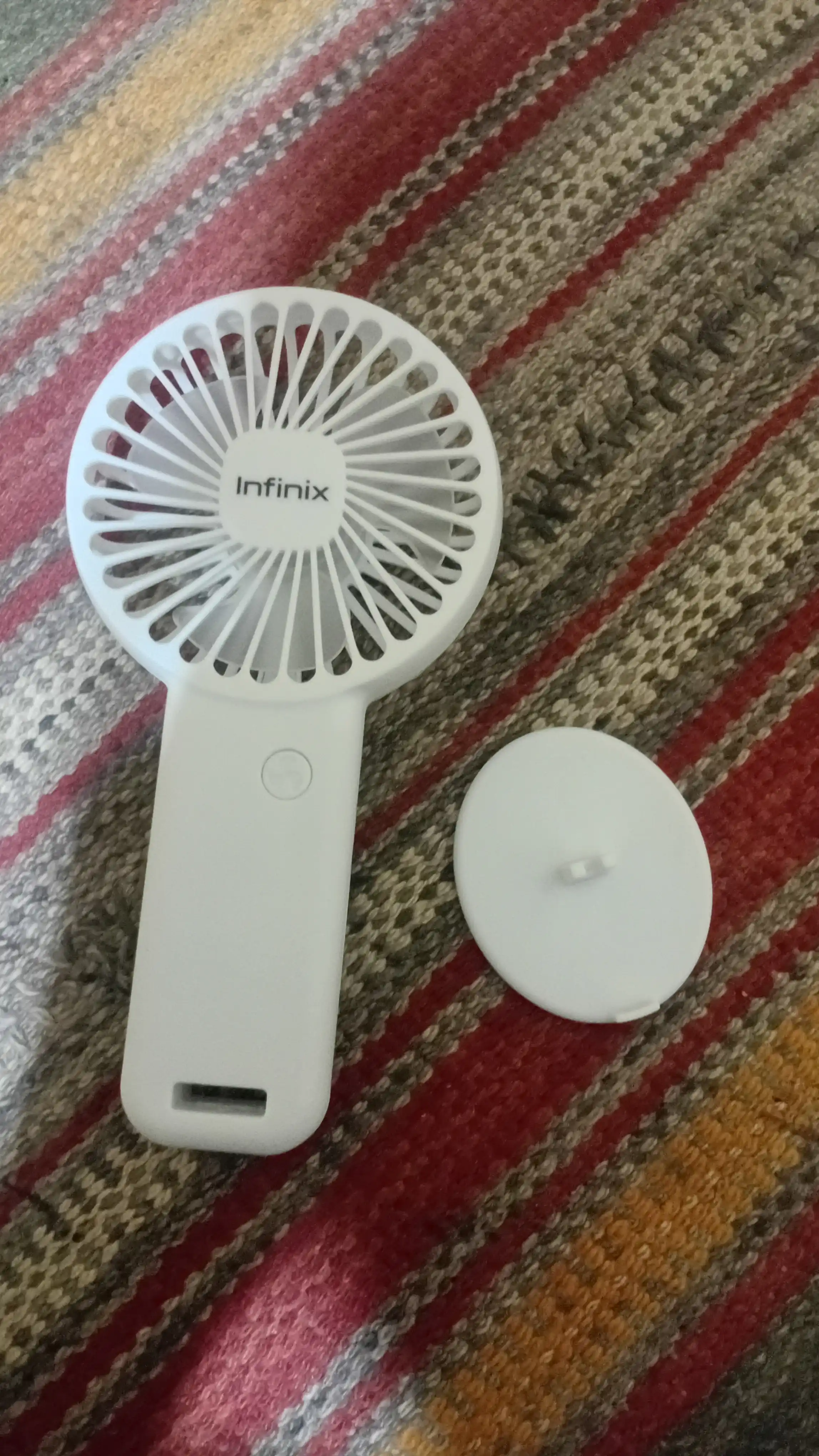 Universal mini ventilyator — qo‘l va stol uchun qulay USB portativ model