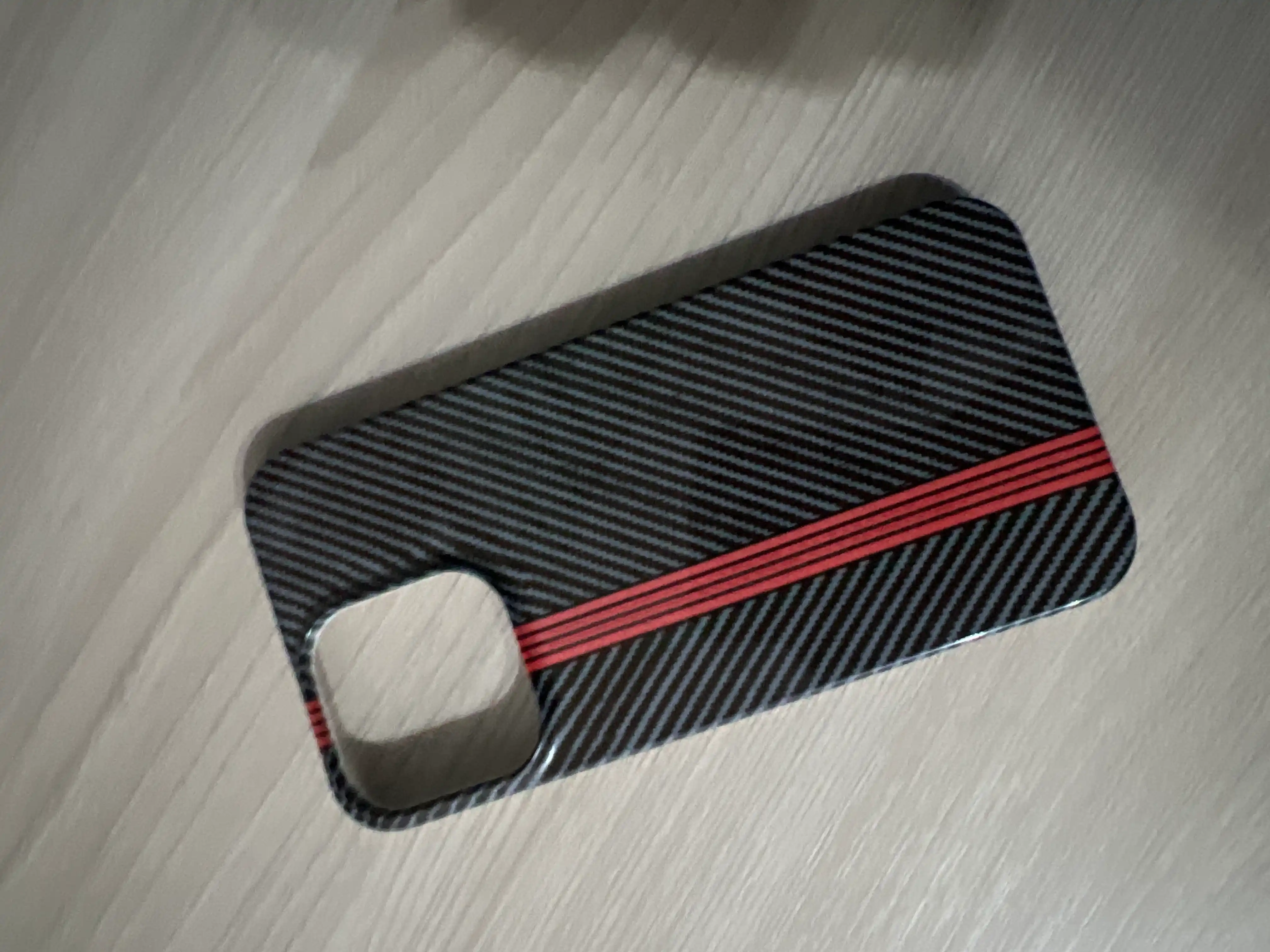 Карбоновый чехол для iPhone 11–16 Pro и Pro Max