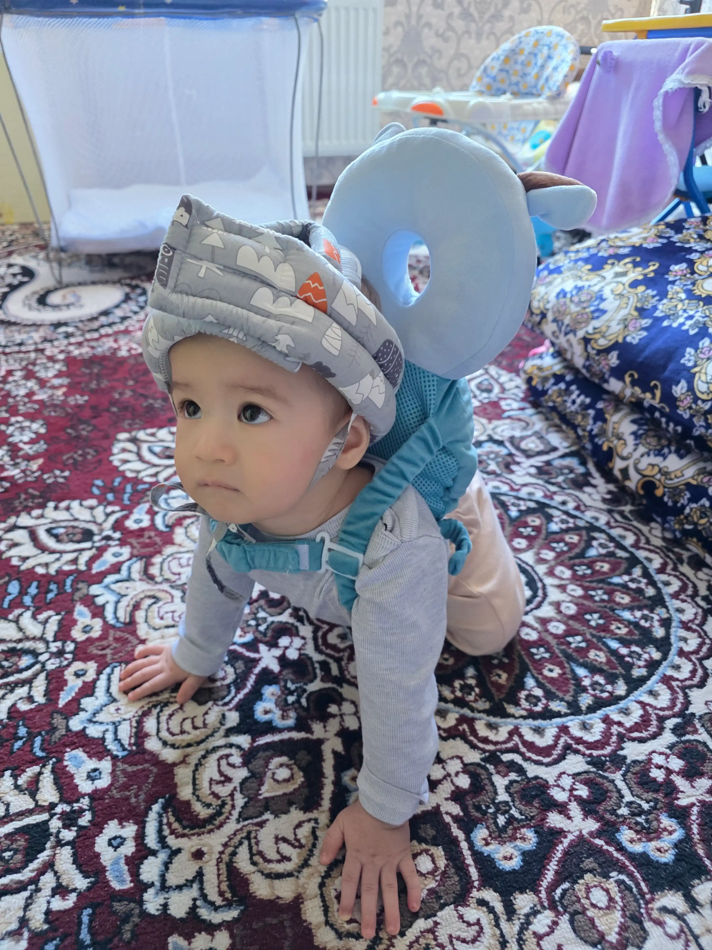 Bolaning boshini himoya qiluvchi va yiqilishining oldini oluvchi yostiq-ryukzak