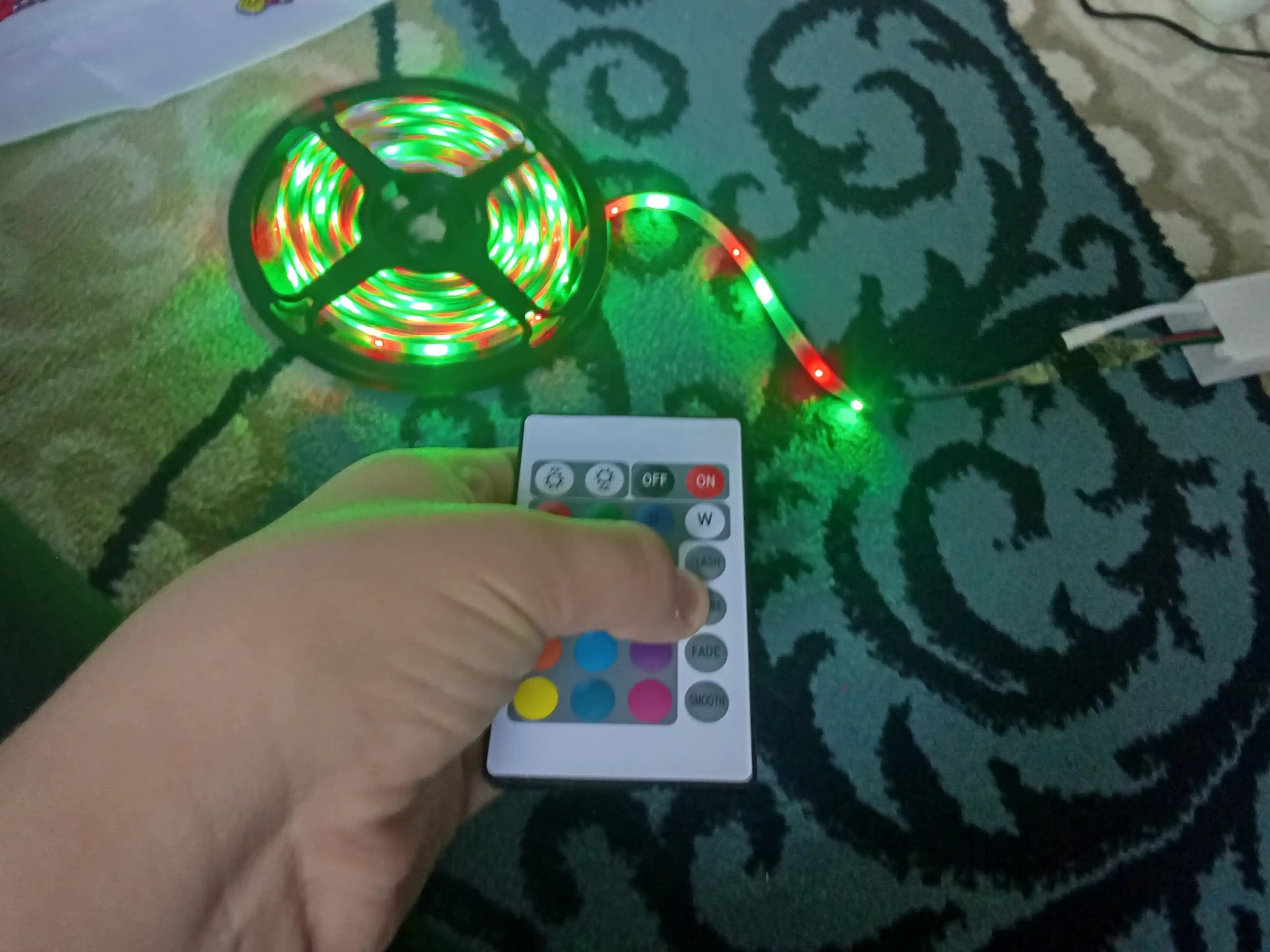 RGB LED masofadan boshqarish pulti bilan 5 metrli LED ko'p rangli lentasi 