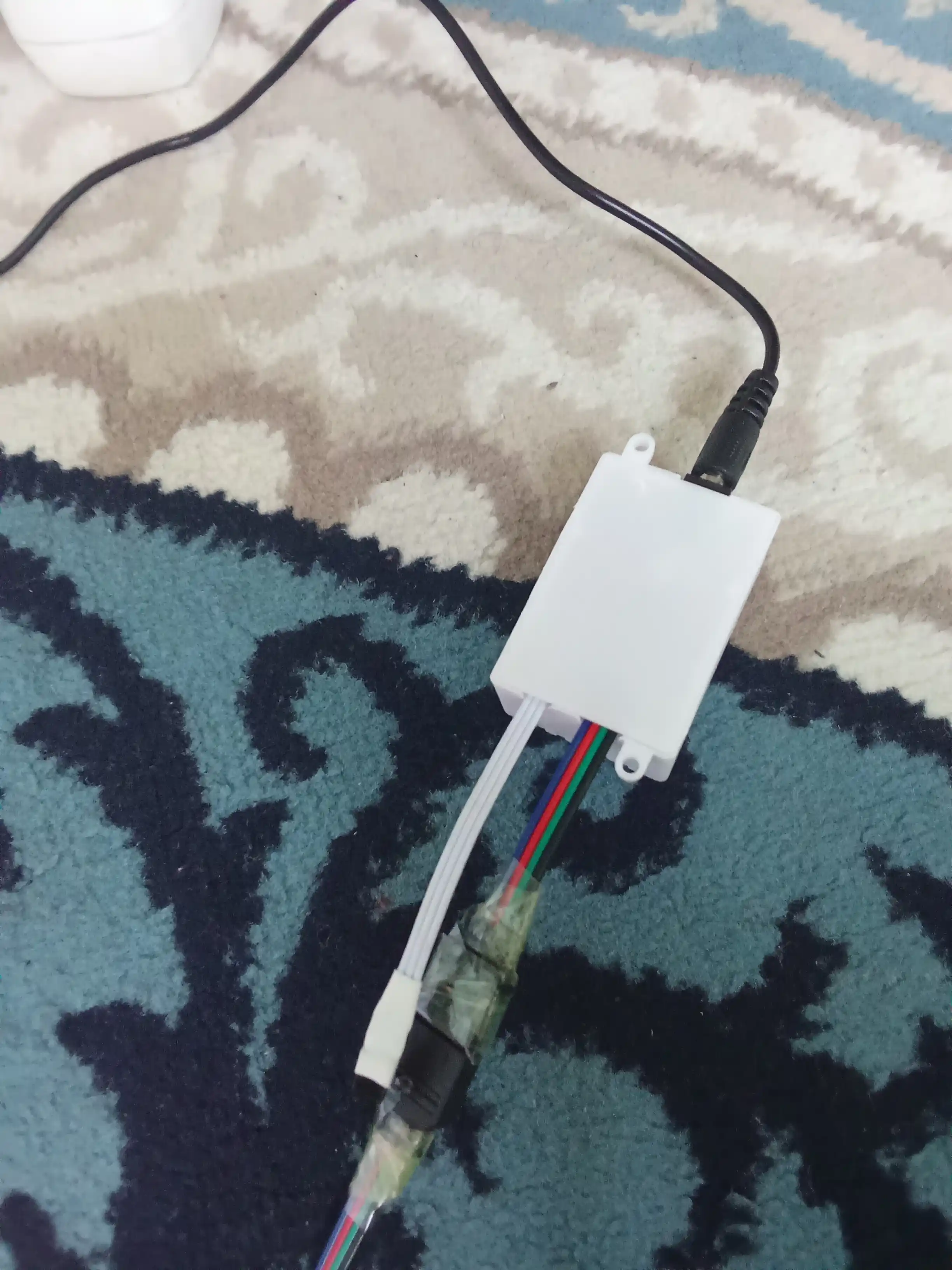 RGB LED masofadan boshqarish pulti bilan 5 metrli LED ko'p rangli lentasi 