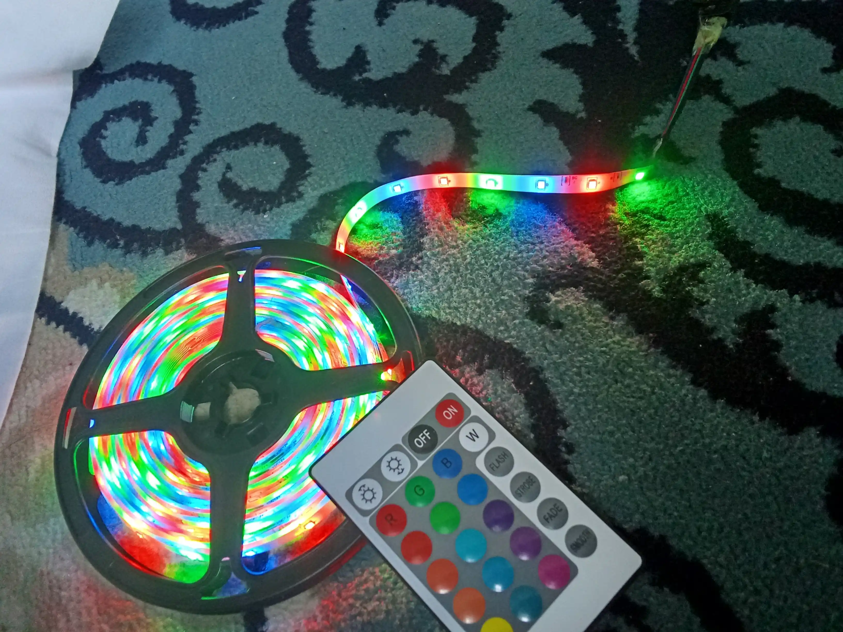 RGB LED masofadan boshqarish pulti bilan 5 metrli LED ko'p rangli lentasi 