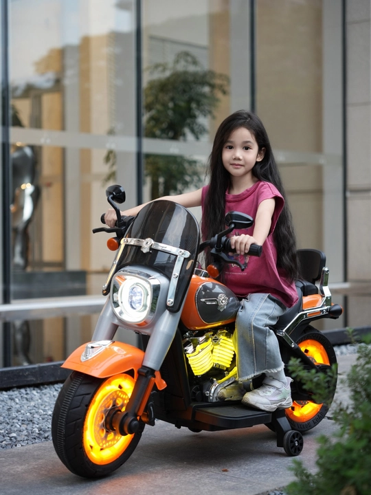 Bolalar uchun ikki g'ildirakli, ikki o'rindiqli, yon g'ildiraklari bilan elektromototsikl