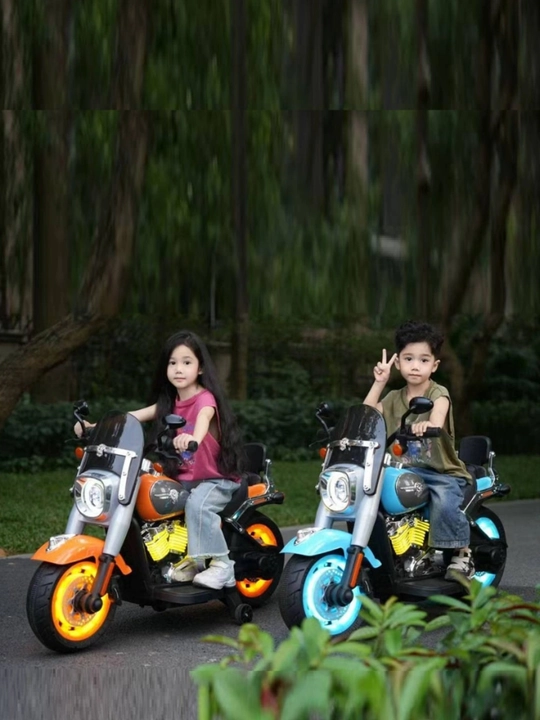 Bolalar uchun ikki g'ildirakli, ikki o'rindiqli, yon g'ildiraklari bilan elektromototsikl