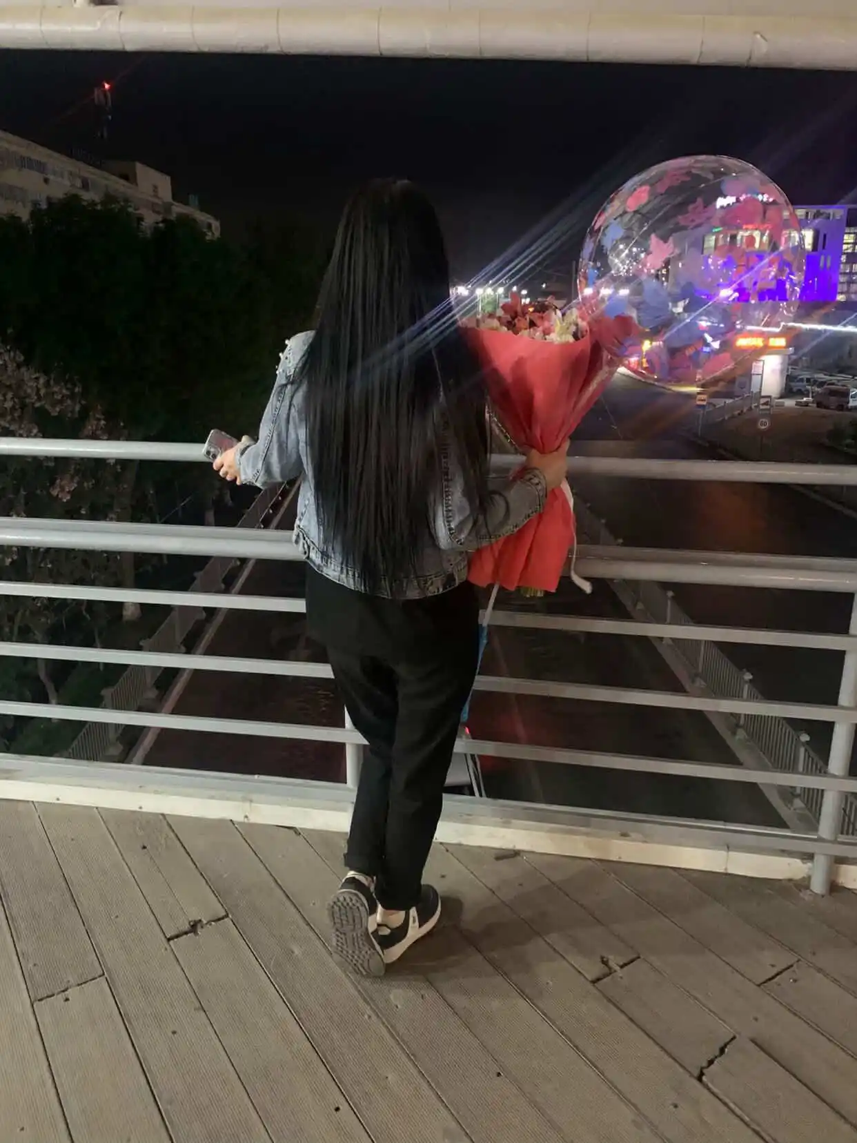 Ayollar uchun baland belli mom jeans – turli rangdagi denim shimlar, jinsi shimlar