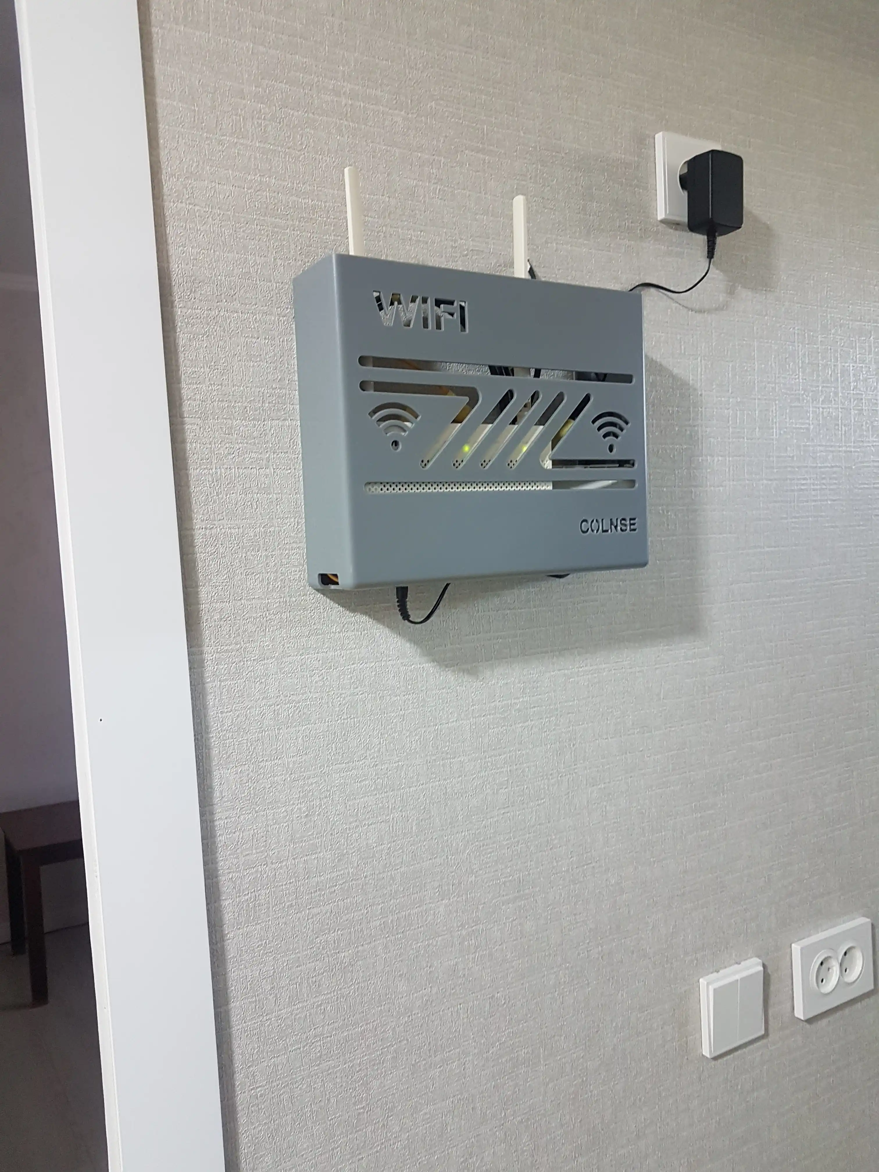 Wi-Fi router uchun devorga ornatiladigan organayzer