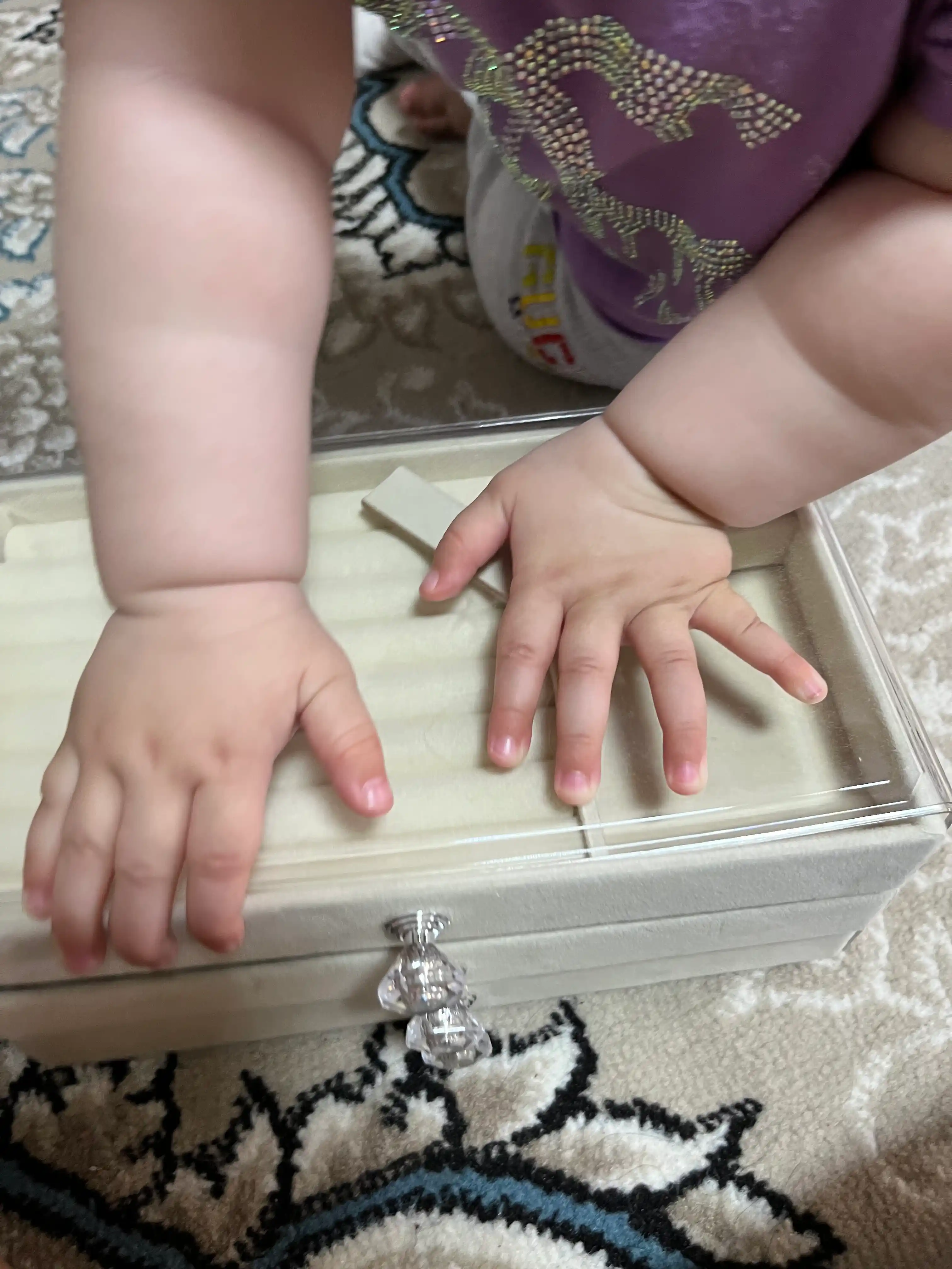 3 bo‘limli shaffof zargarlik quti – shkatulka, aksessuarlar, uzuk, sirg‘a, soat, kosmetika