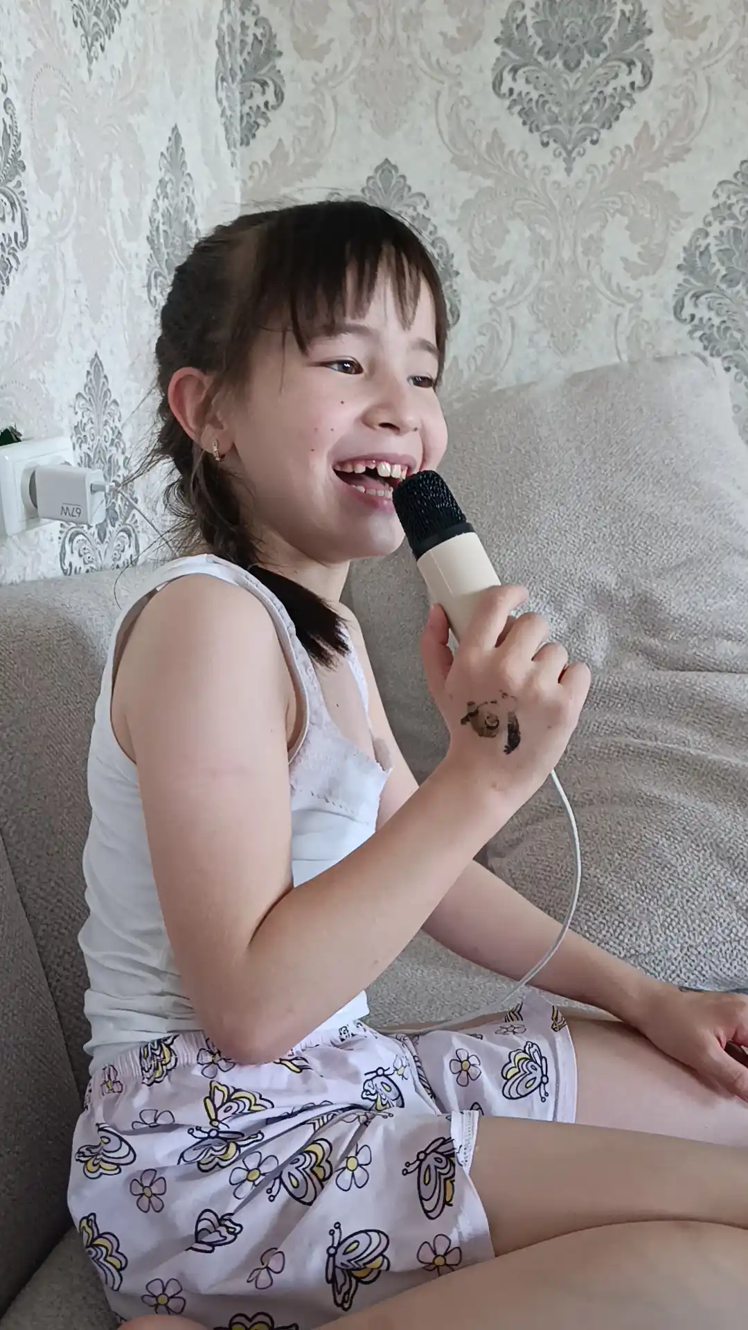 FIDGO Bluetooth karaoke kolonkasi, 2 ta mikrofon va RGB yoritish