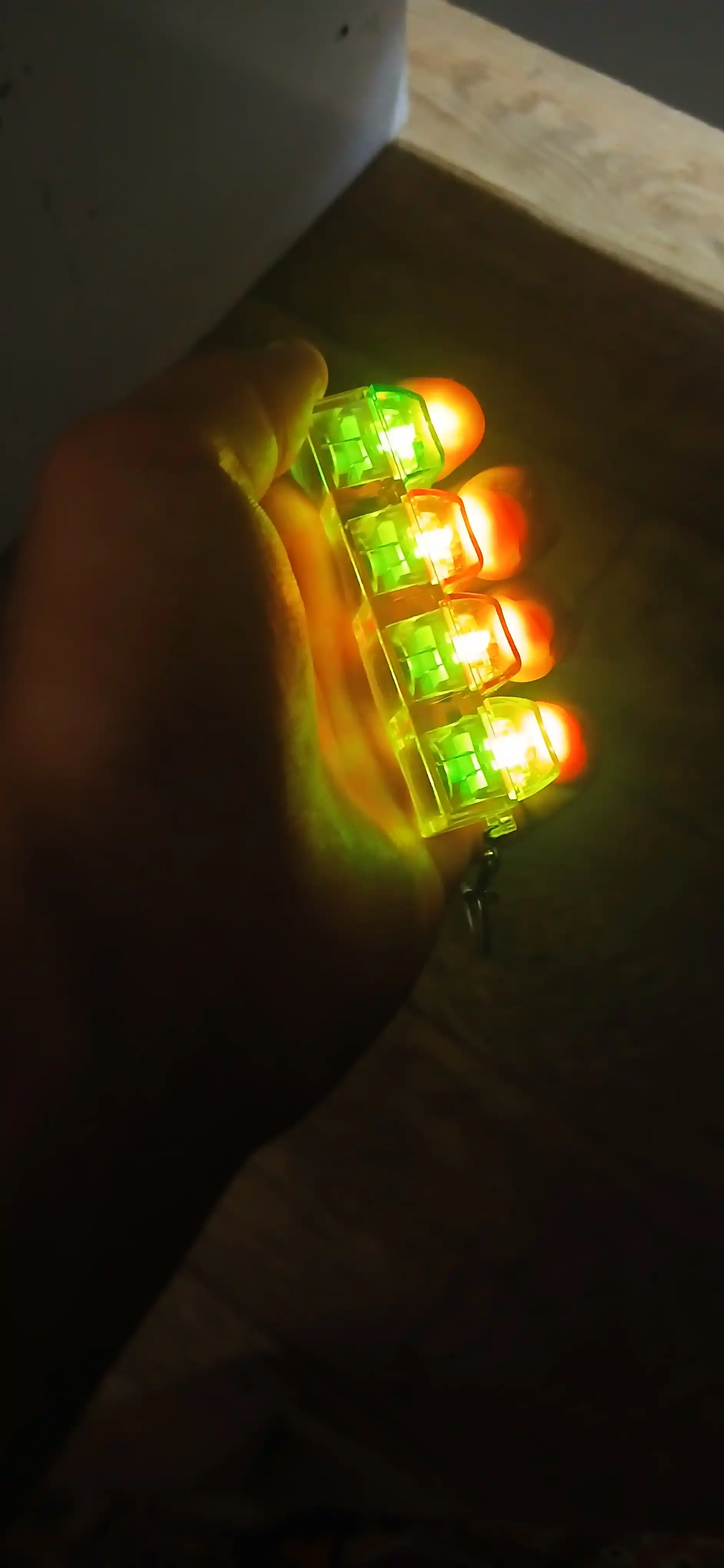 Антистрессовая клавиатура-брелок с RGB-подсветкой — гаджет, помогающий сосредоточиться
