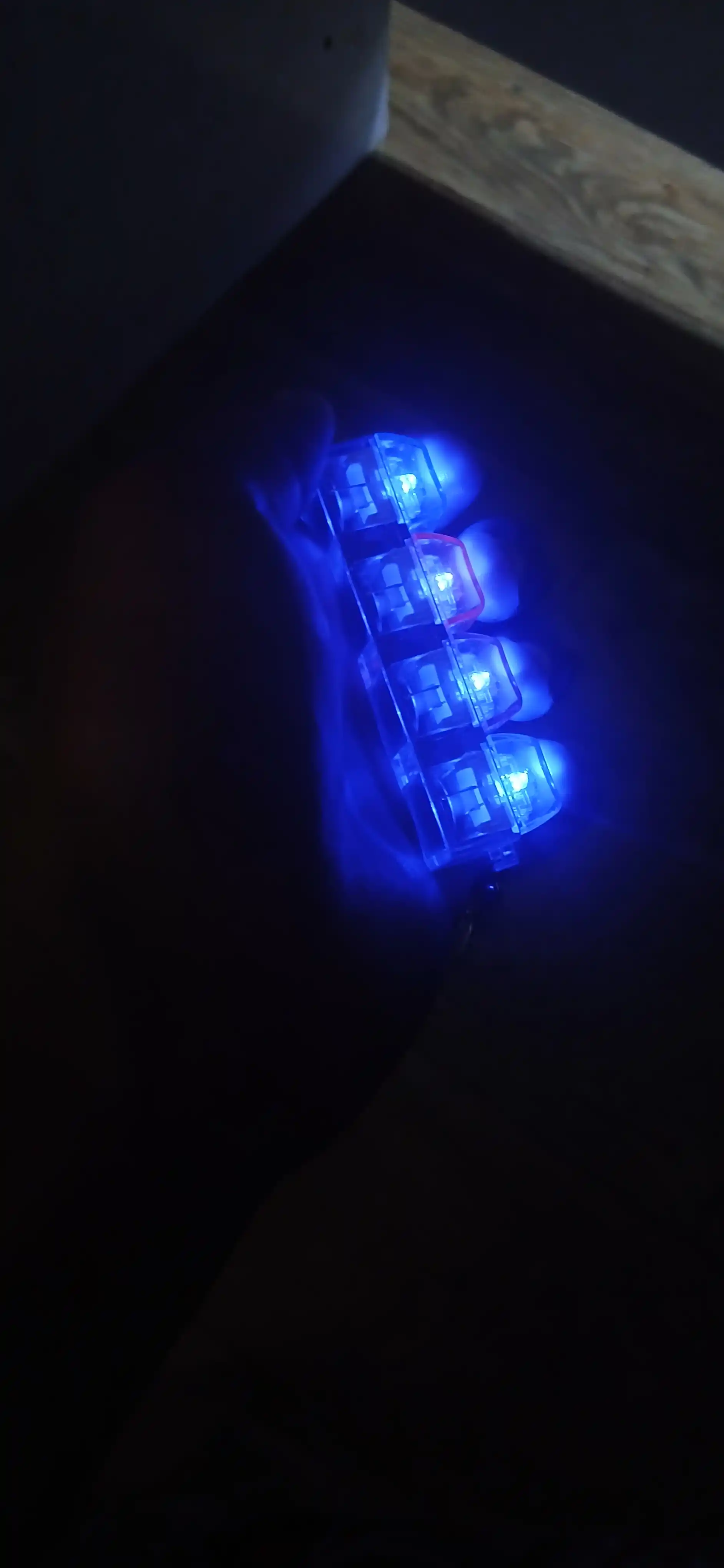 Антистрессовая клавиатура-брелок с RGB-подсветкой — гаджет, помогающий сосредоточиться