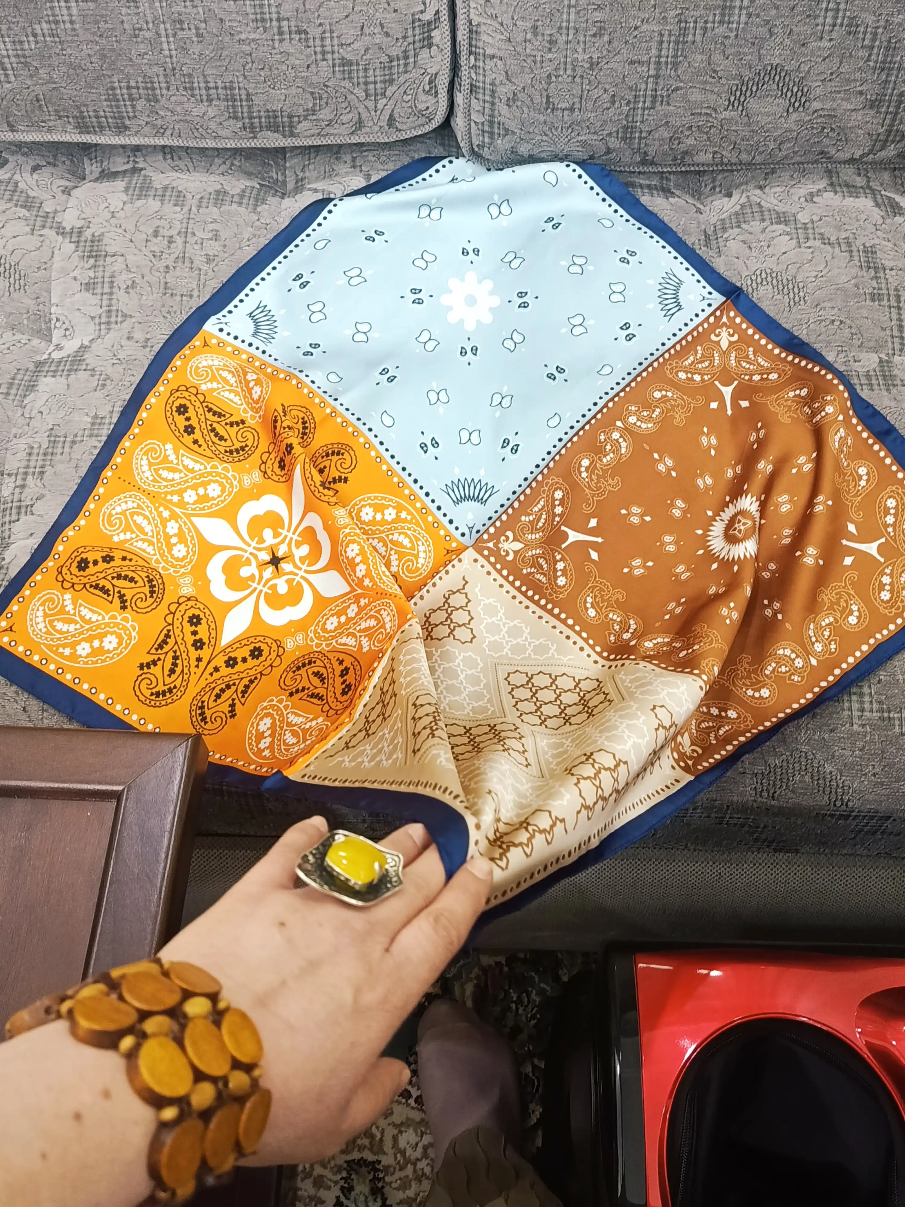 Ayollar bandanasi, ro‘mol yumshoq, yoqimli atlasdan tayyorlangan, Xitoy, o‘lchami 67x67 sm
