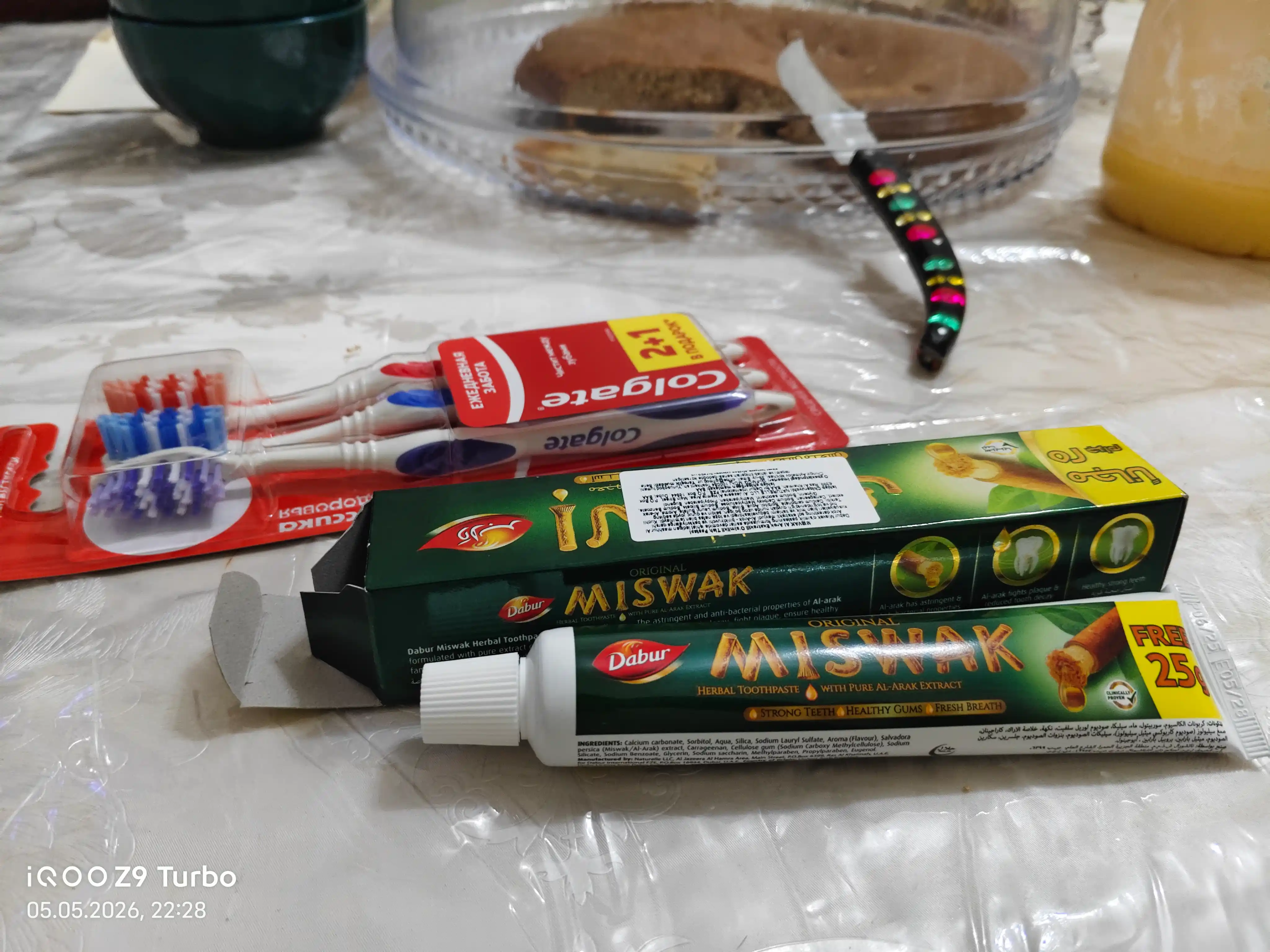 Tish cho'tkasi Colgate Klassik salomatlik, o'rtacha qattiqlik, 2+1