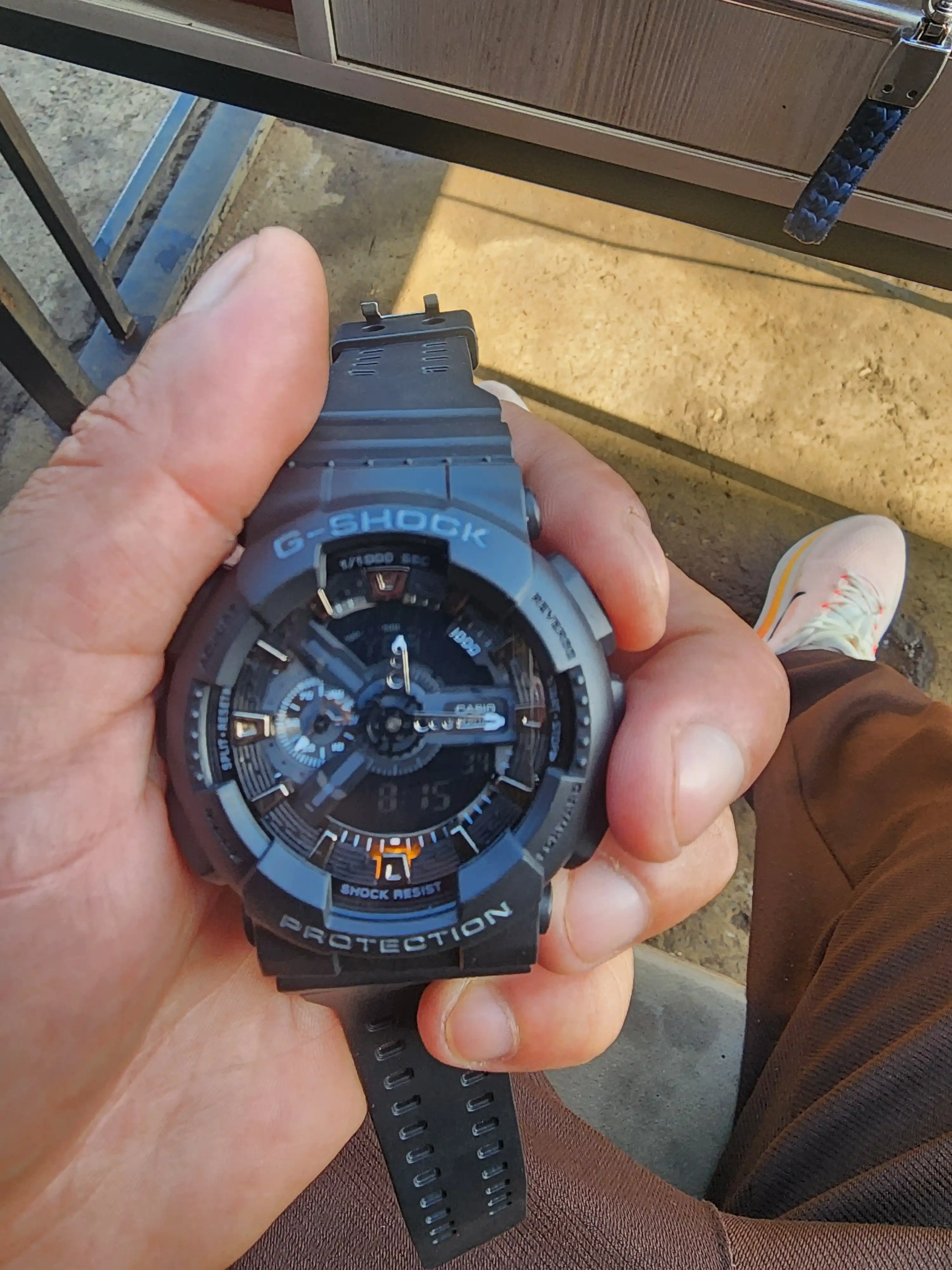 Erkaklar sport qo‘l soati — analog va raqamli displey