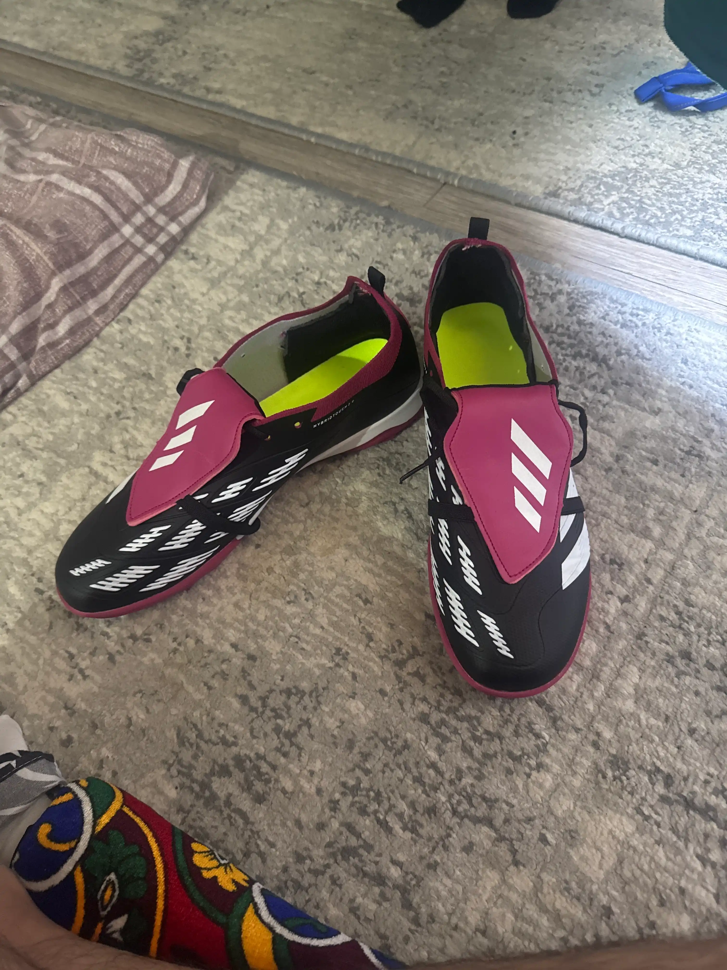 F50 va Predator futbol butsalari va sorokonojkalari, erkaklar va bolalar uchun