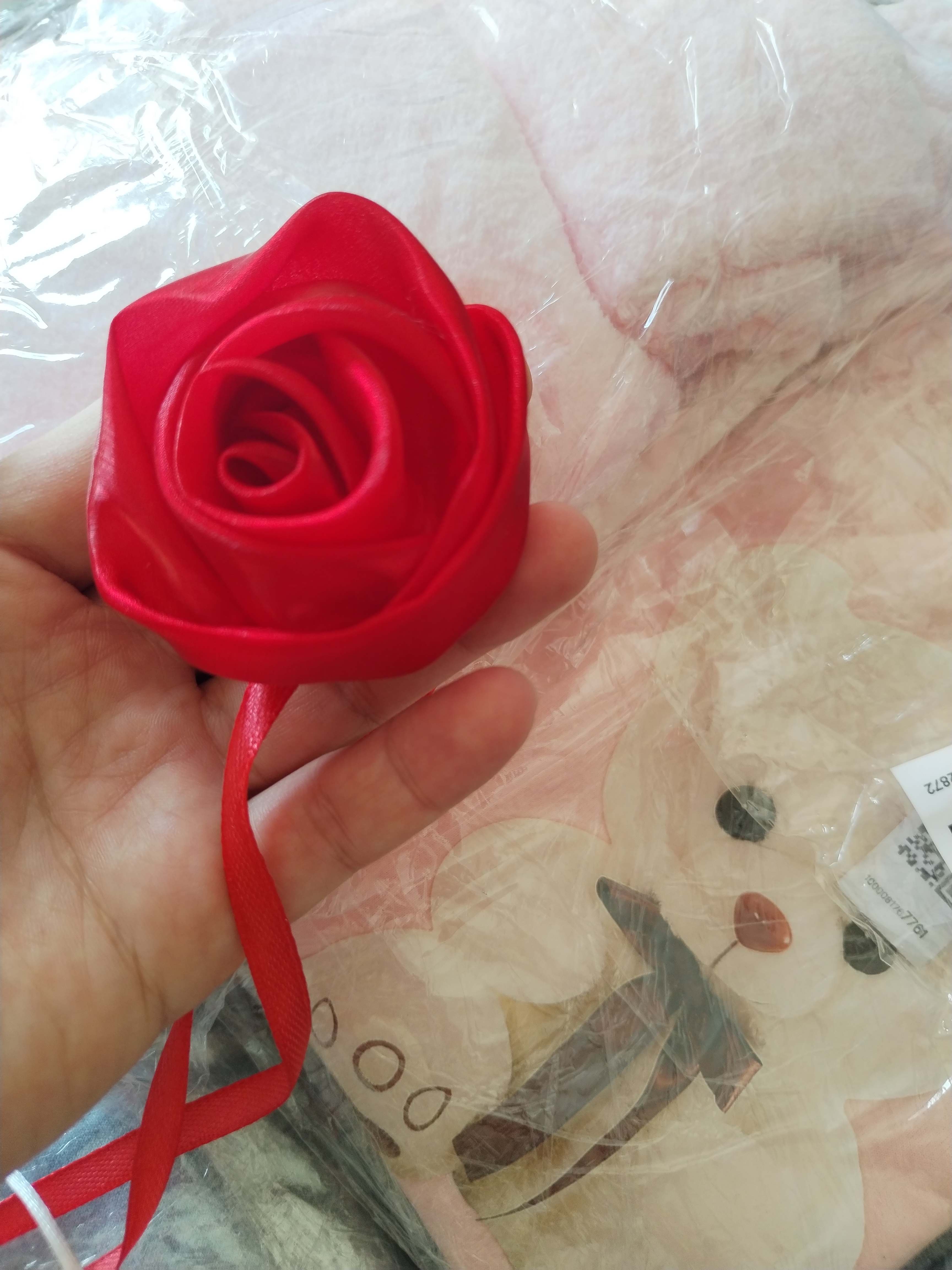 Choker ayollar uchun, bo'yinga taqiladigan taqinchoq