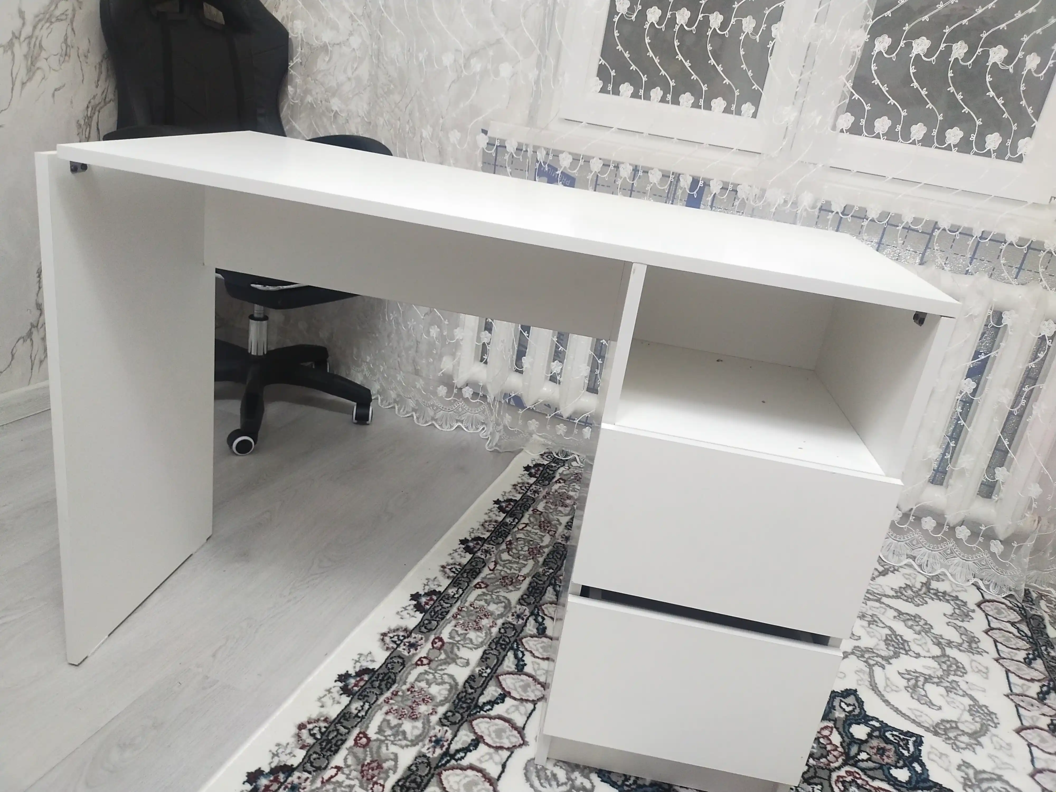 Minimalistik dizayndagi, qulay tortmali va saqlash bo‘limli yozuv stoli