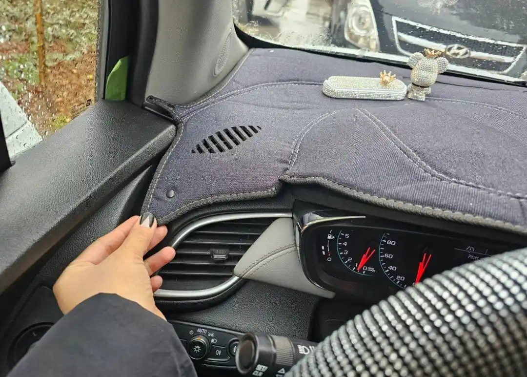 Jensi materialdan tarpeda chexoli, gilam va nakidka Chevrolet avtomobillari uchun sifatli
