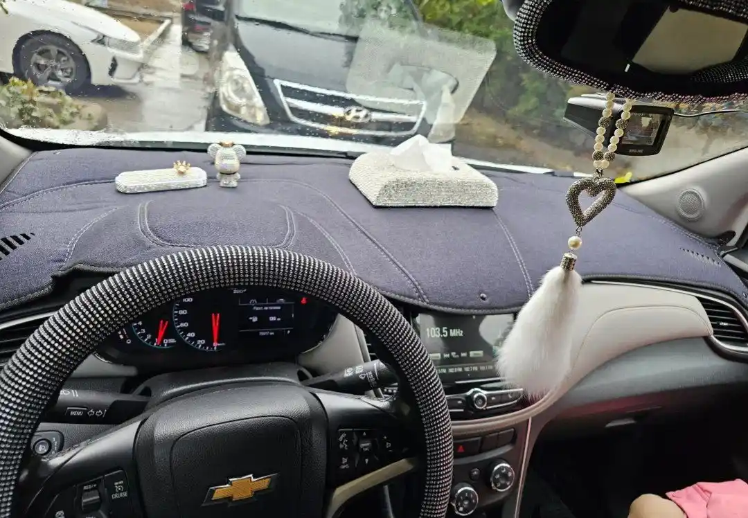 Jensi materialdan tarpeda chexoli, gilam va nakidka Chevrolet avtomobillari uchun sifatli