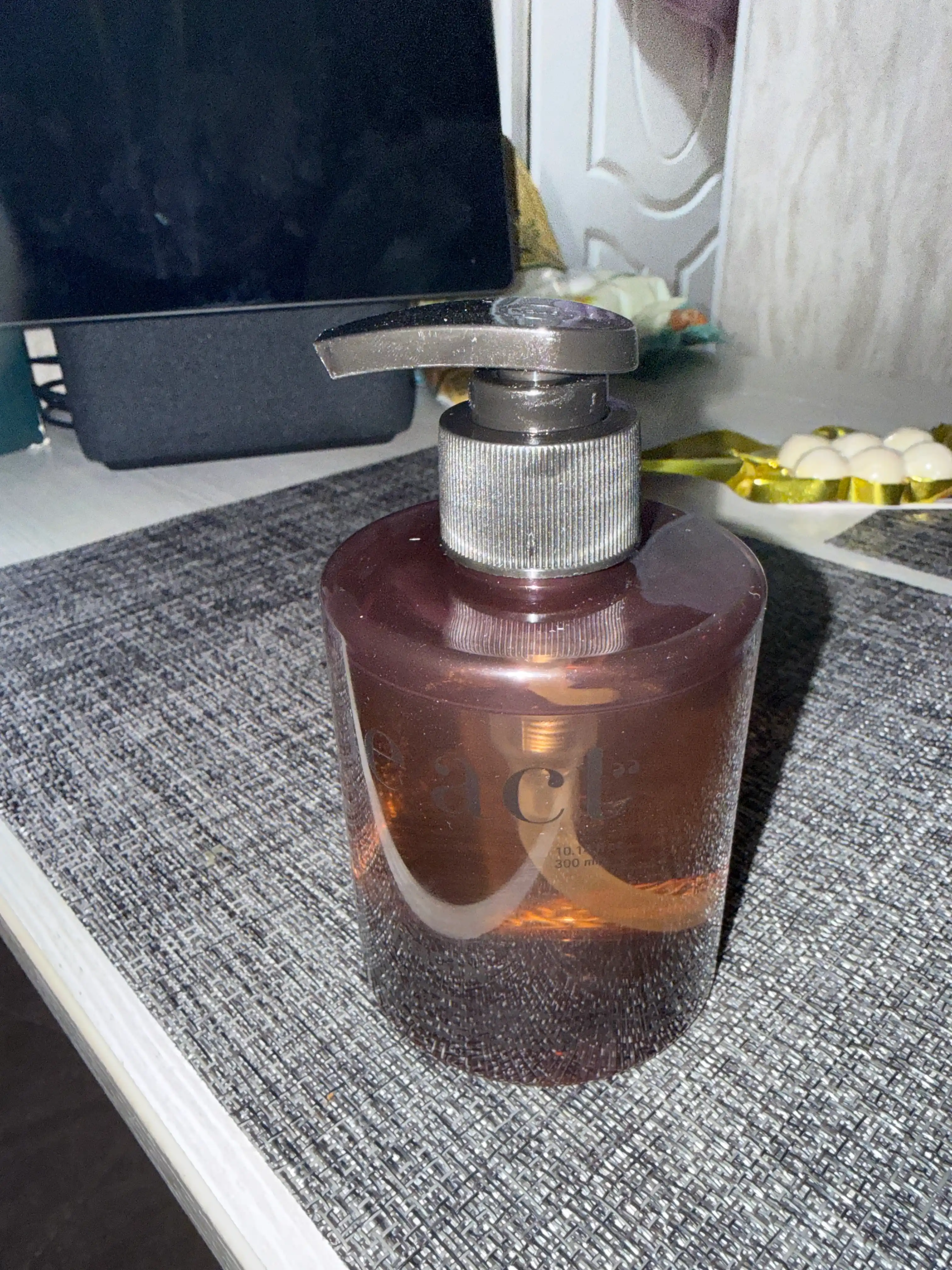 The Act tana uchun namlantiruvchi parfyumeriyali massaj moyi, 300 ml