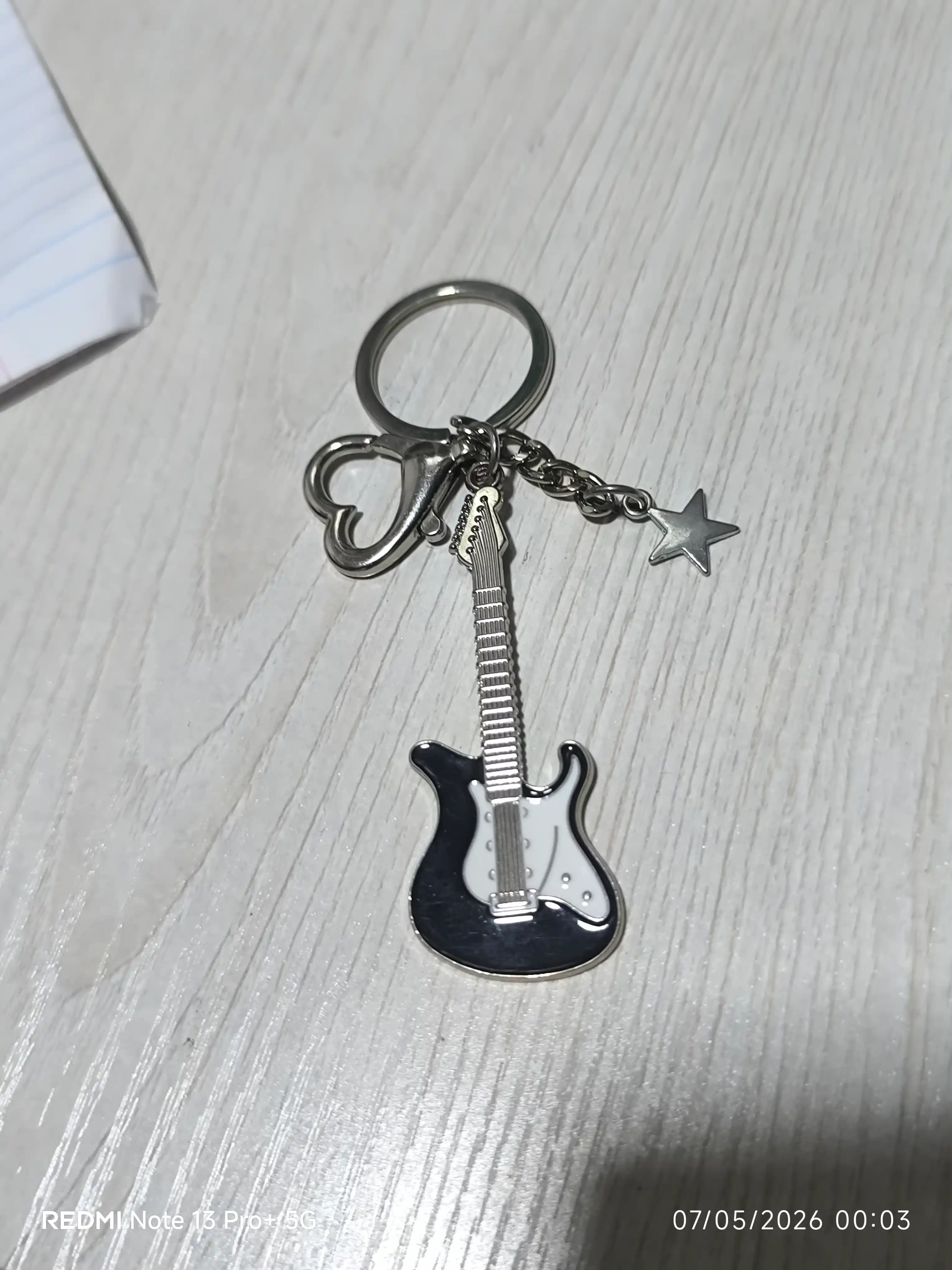 Gitara shaklidagi metall breloklar – musiqasevarlar uchun sovg‘a aksessuar