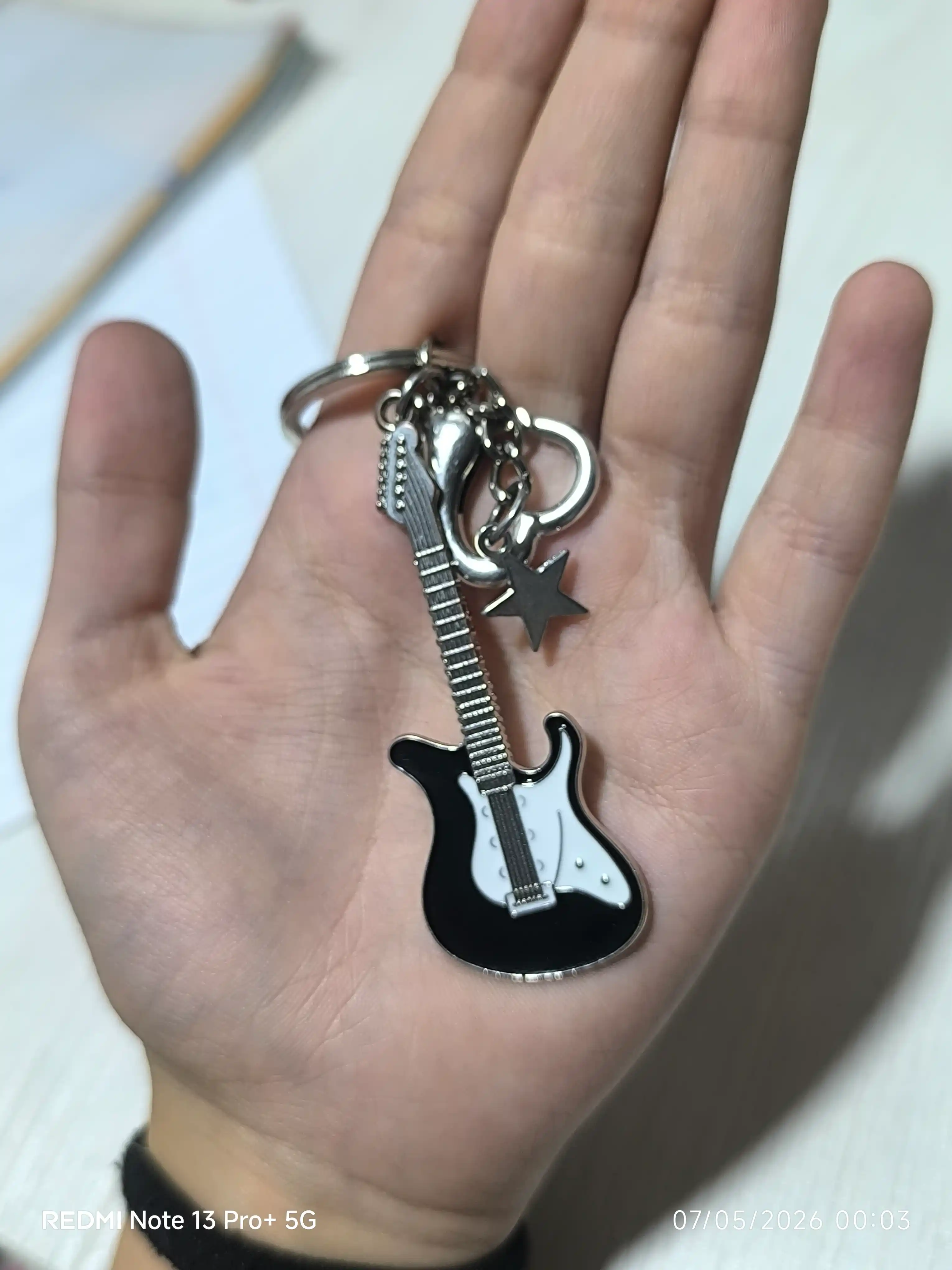 Gitara shaklidagi metall breloklar – musiqasevarlar uchun sovg‘a aksessuar