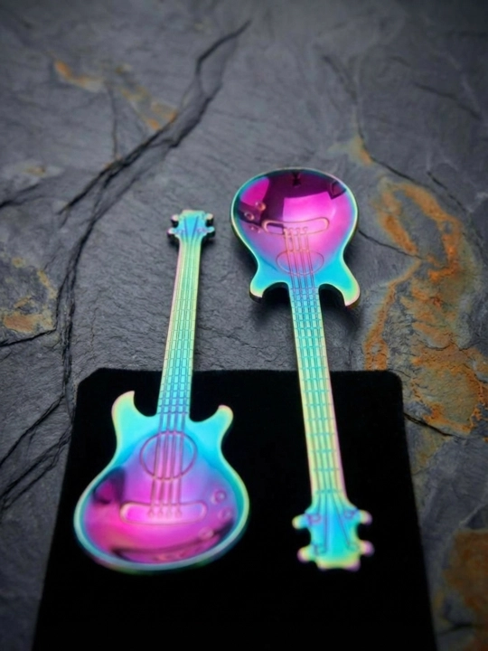 Gitara shaklidagi 2 dona choy qoshiq to‘plami, xaltachasi bilan, zanglamaydigan po‘latdan