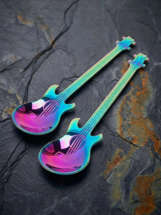 Gitara shaklidagi 2 dona choy qoshiq to‘plami, xaltachasi bilan, zanglamaydigan po‘latdan
