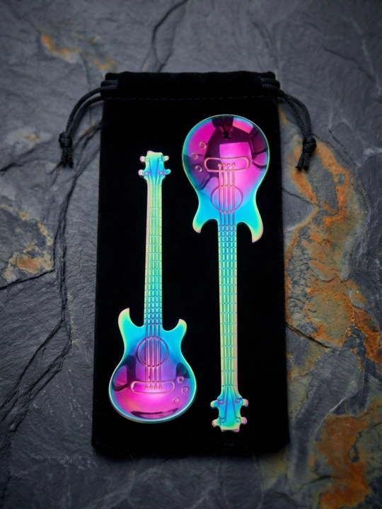 Gitara shaklidagi 2 dona choy qoshiq to‘plami, xaltachasi bilan, zanglamaydigan po‘latdan