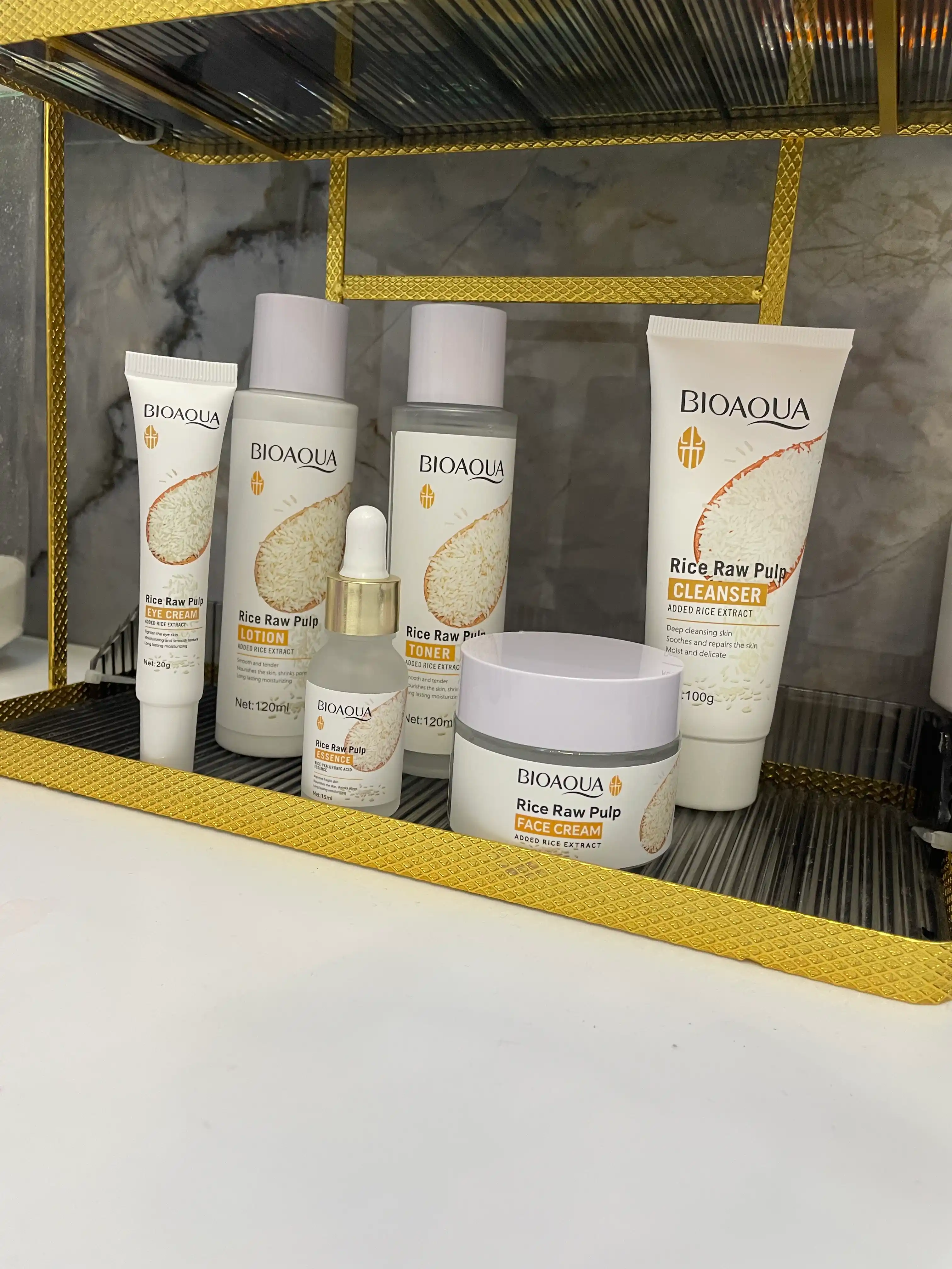 Bioaqua yoshartiruvchi kosmetik to‘plami: guruch ekstrakti atirgul ekstrakti