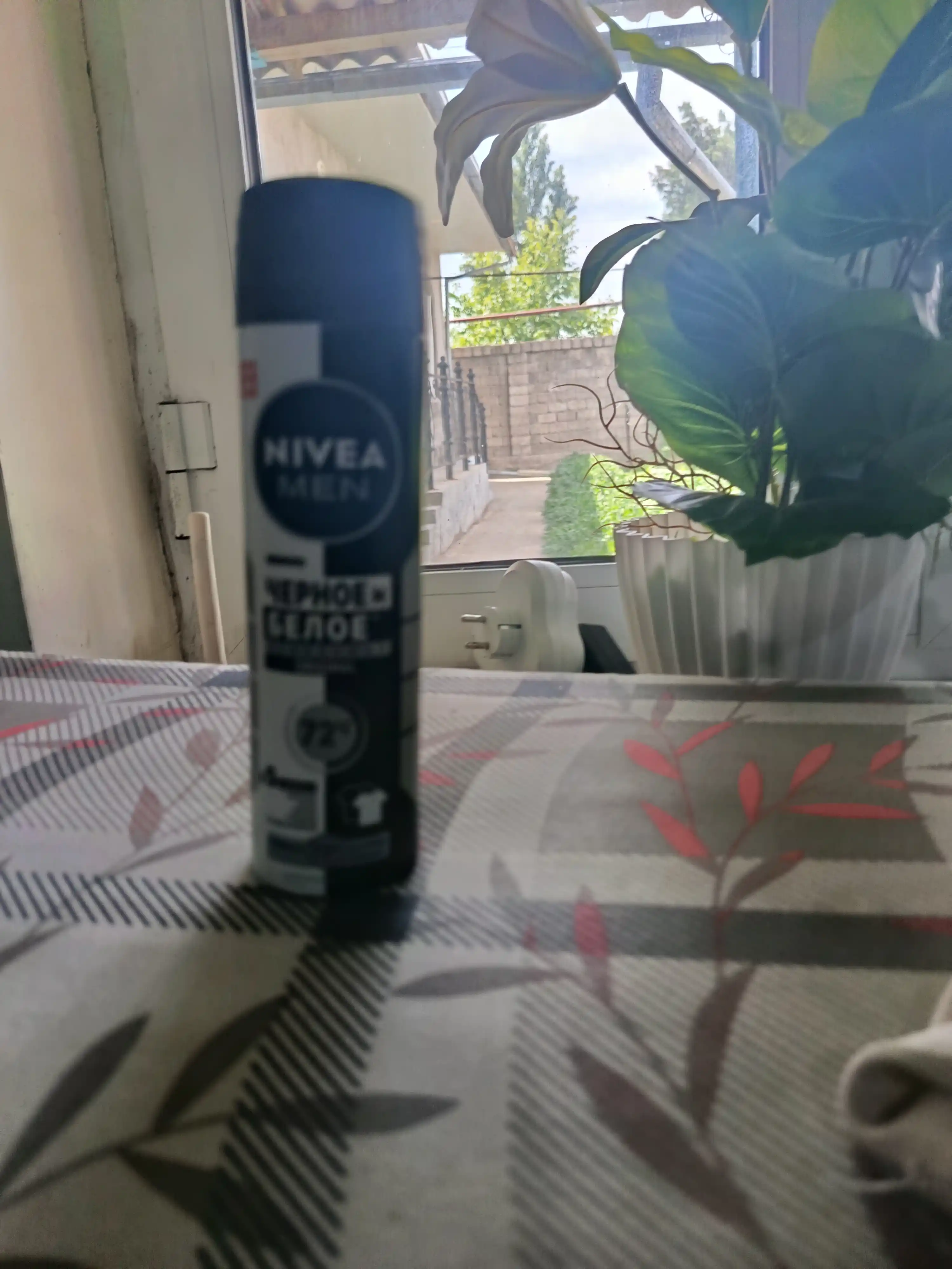 NIVEA MEN erkaklar uchun dezodorant sprey, qora va oq uchun ko'rinmas himoya, 150 ml