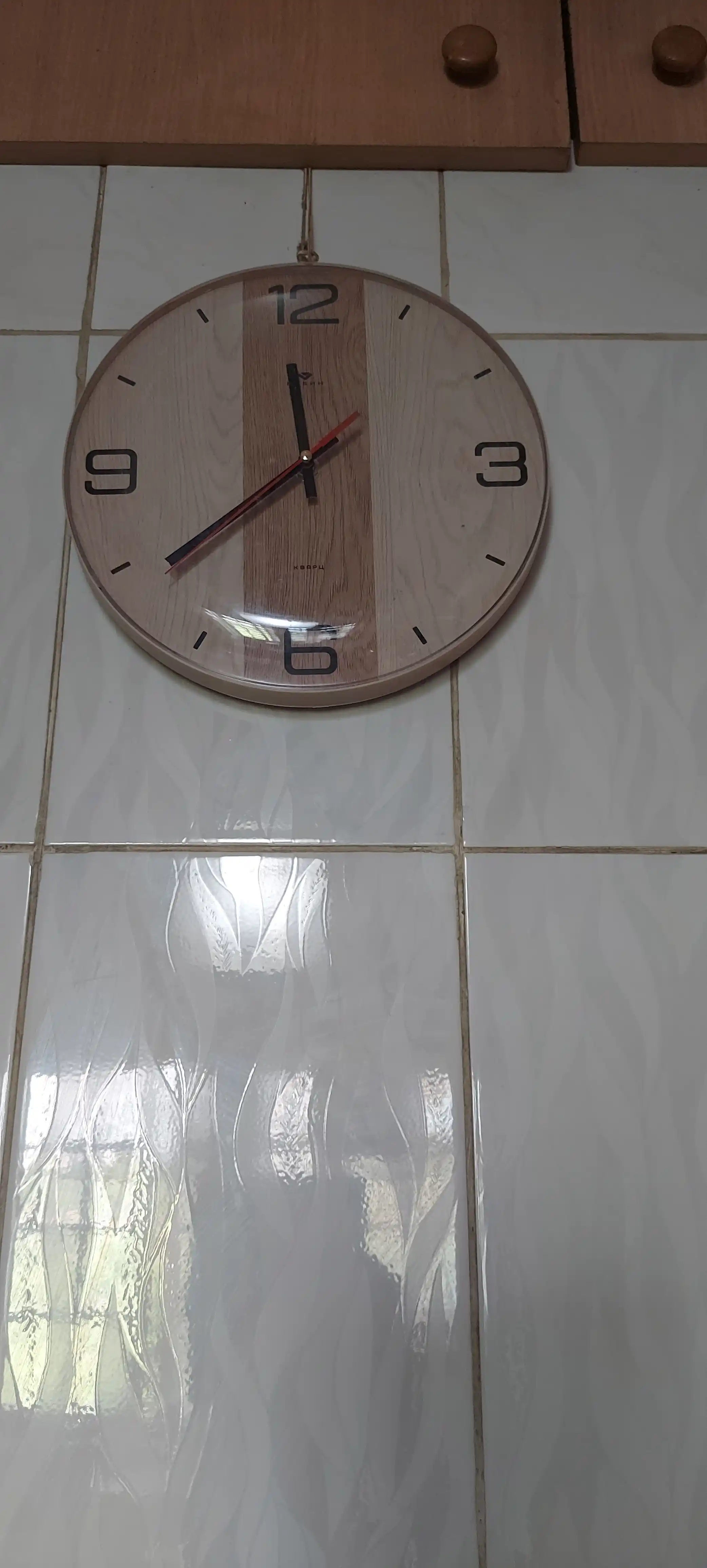 Ovozsiz dumaloq devor soati, diametri 25 sm, sovg'a sifatida batareya