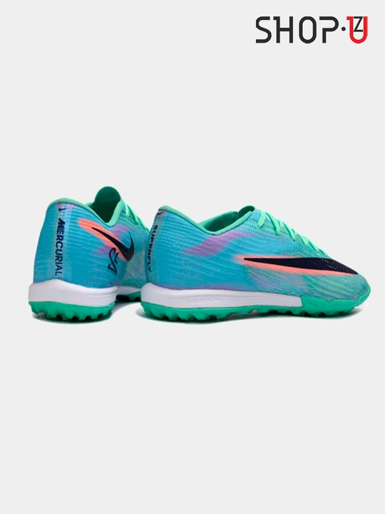 Футбольные бутсы Nike