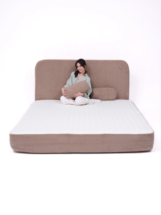 Karkassiz, ikki kishilik karavot, matras va yumshoq bosh qismi bilan, Sofa-bed