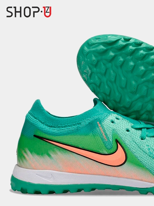 Футбольные бутсы Nike