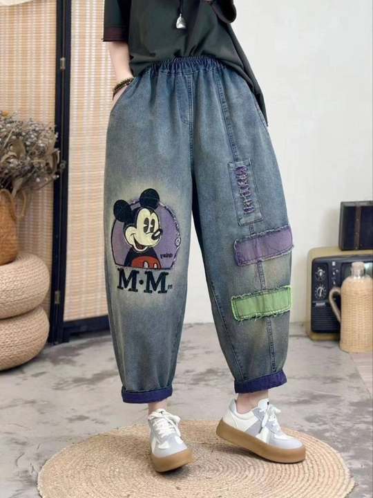 Ayollar uchun keng baggy jinsi shimlar, dekorativ patch va print bilan, streetwear uslub - 