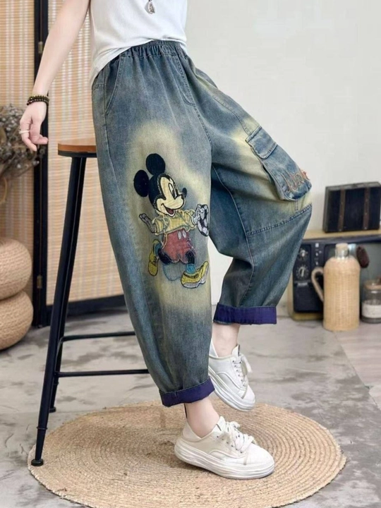 Ayollar uchun keng baggy jinsi shimlar, dekorativ patch va print bilan, streetwear uslub - 
