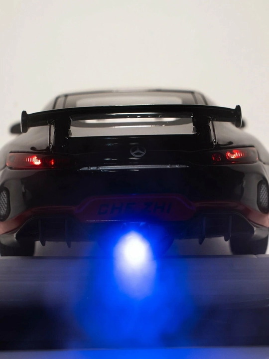 Mercedes-Benz AMG GT qora metall mashina, eshiklari ochiladi, yorug‘lik va ovozli diecast