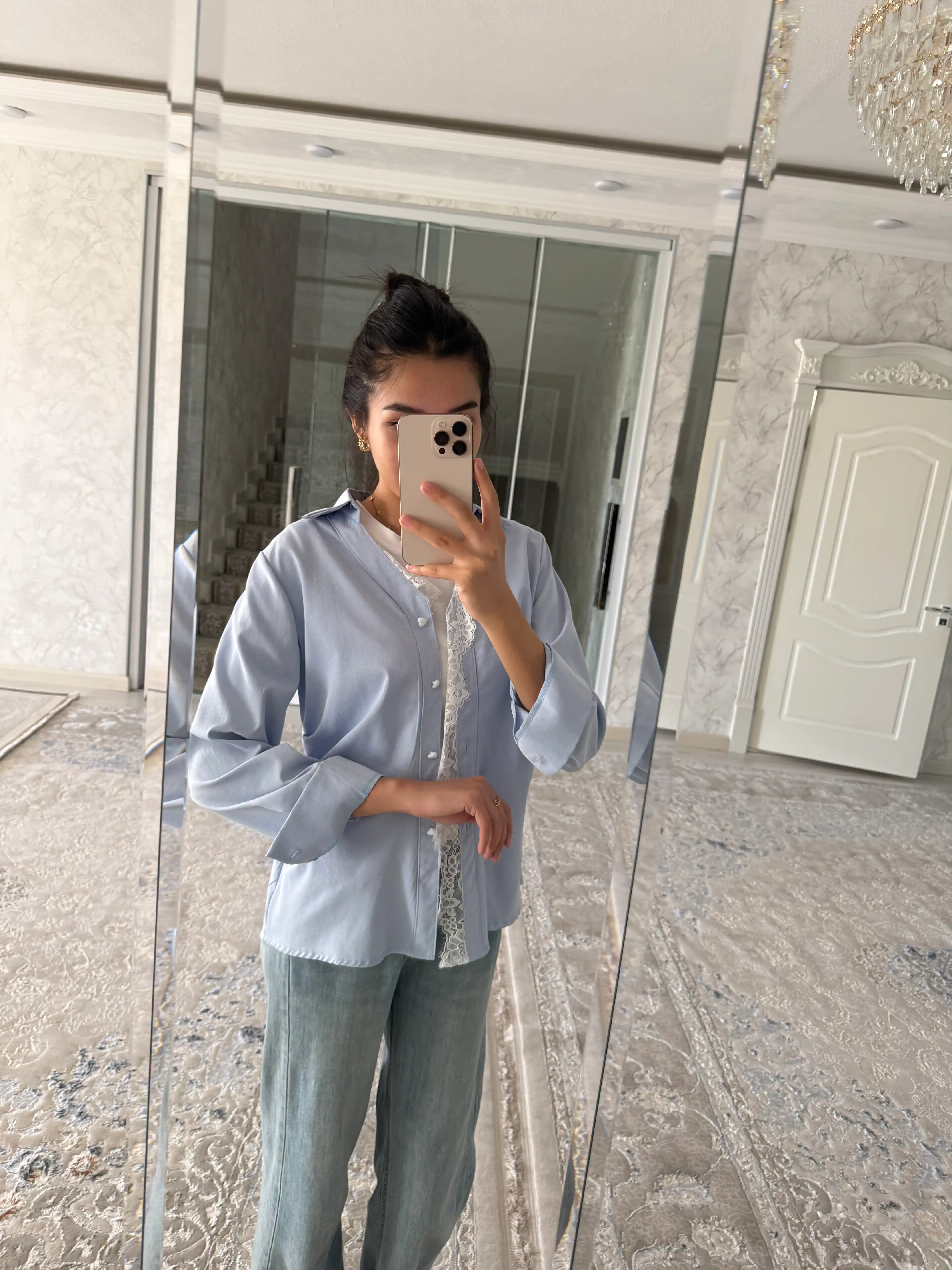 Kundalik ko‘rinish uchun bezakli, qisqa yengli qora ayollar koftasi