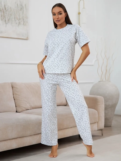 Ayollar uchun pijama - futbolka va shortilar (ishtonli)