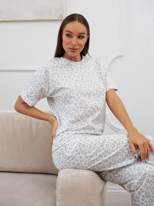 Ayollar uchun pijama - futbolka va shortilar (ishtonli)