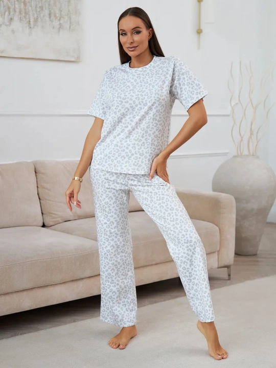 Ayollar uchun pijama - futbolka va shortilar (ishtonli)